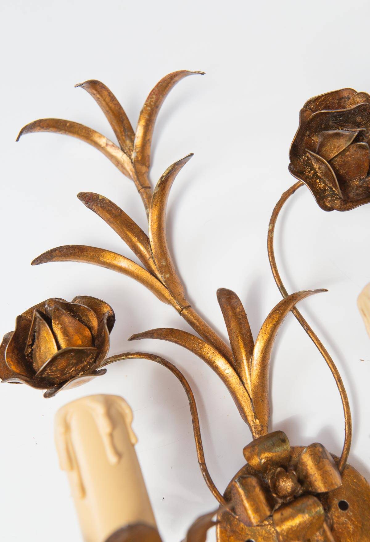 Vintage wall light in gold metal with flower and leaf decoration