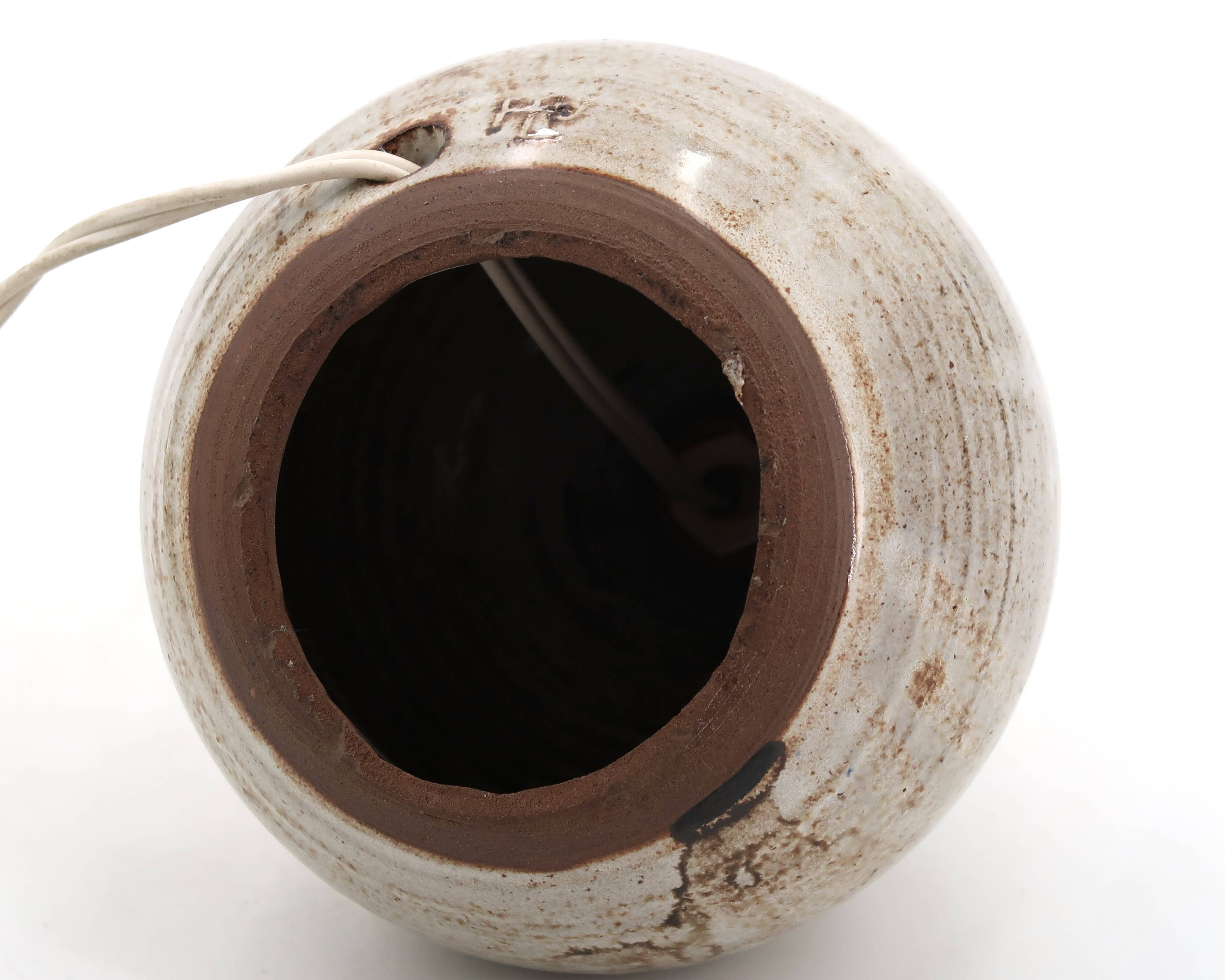 Lampe de potier en grès gris beige signée, céramique artisanale années 70