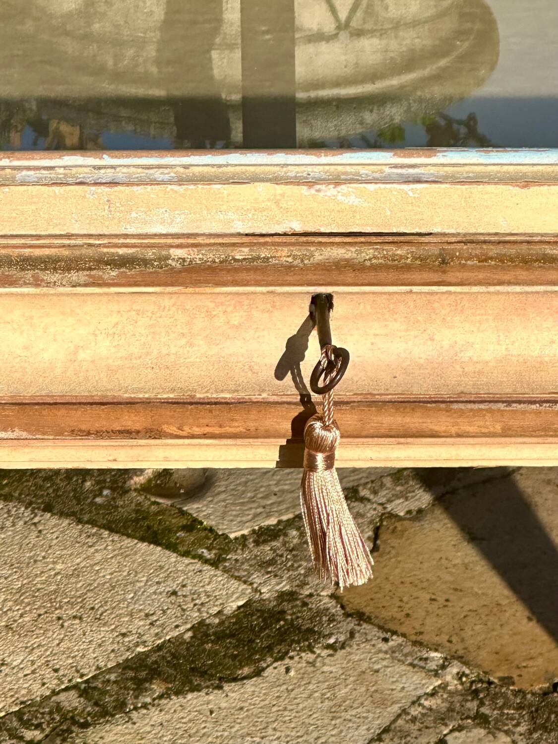 Coffee table/display cabinet in painted polychrome wood.