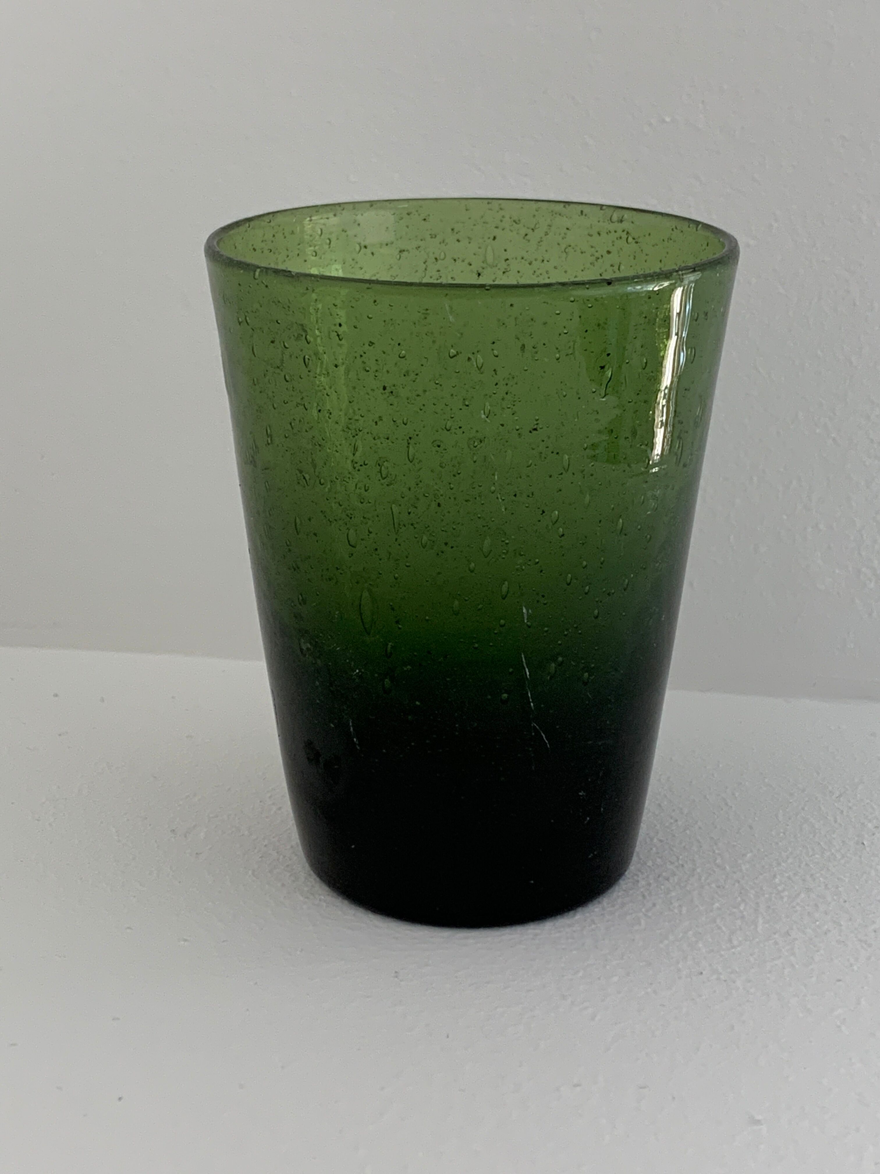 Carafe et 6 verres en verre vert bullé