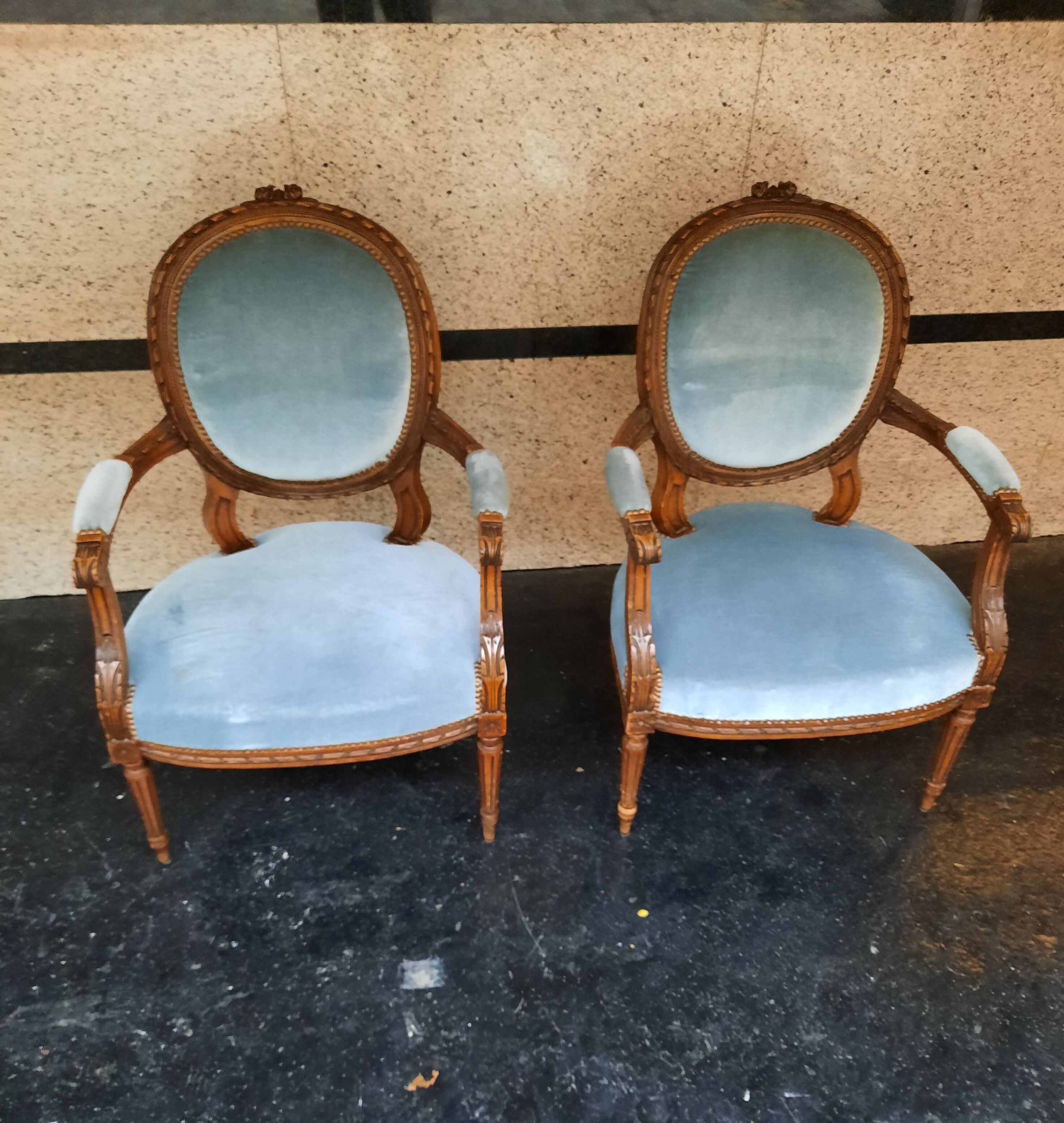 Paire de fauteuils medaillon de style Louis XVI