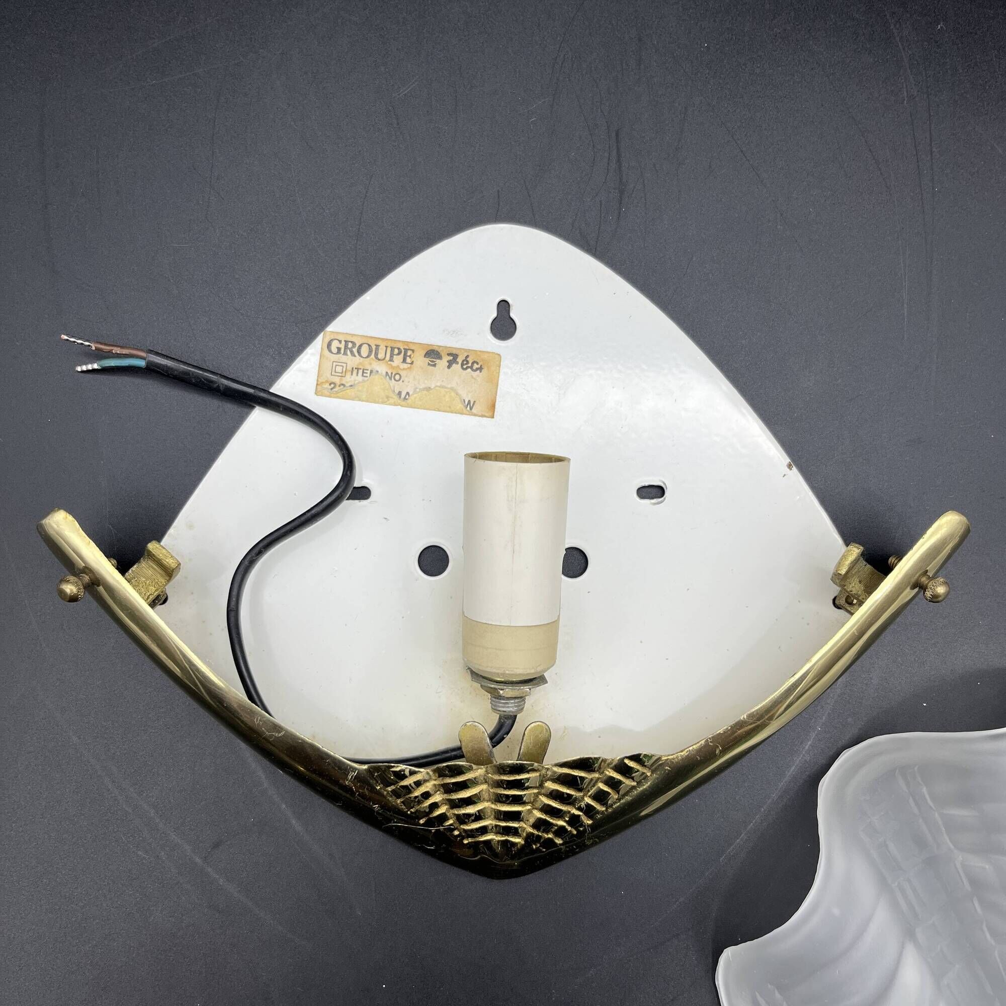 Shell wall light in gilded brass and frosted pressed glass Art Deco style
