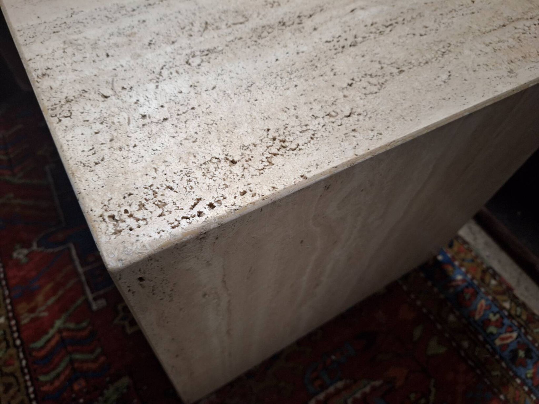 Table basse ou piédestal en travertin veiné italien