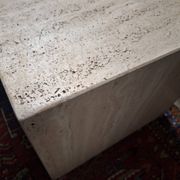 Table basse ou piédestal en travertin veiné italien