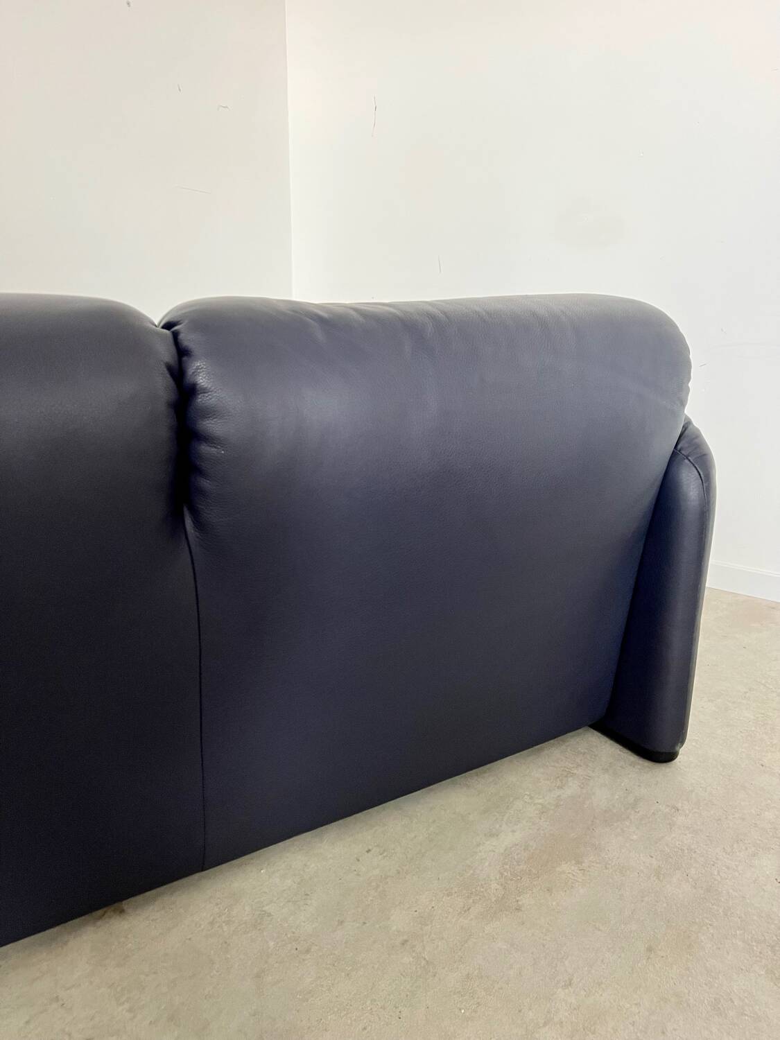 Maralunga sofa designer Vico MAGISTRETTI cassina in vintage midnight blue leather