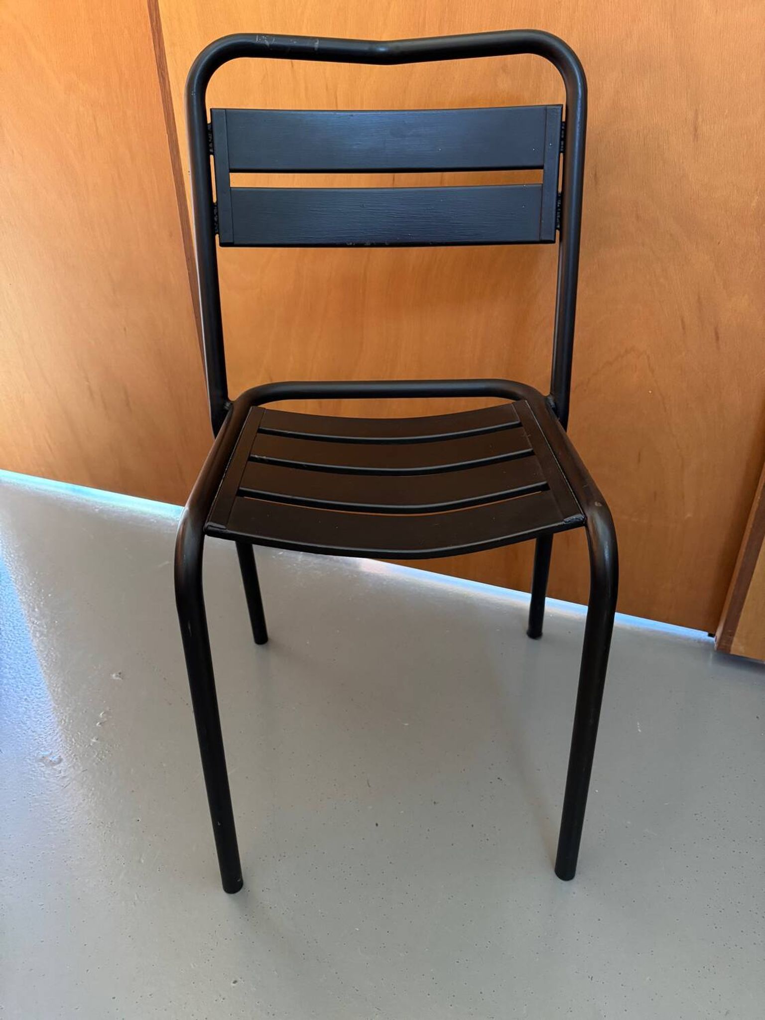 Chaise en métal à lattes noires