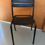 Chaise en métal à lattes noires