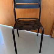 Chaise en métal à lattes noires