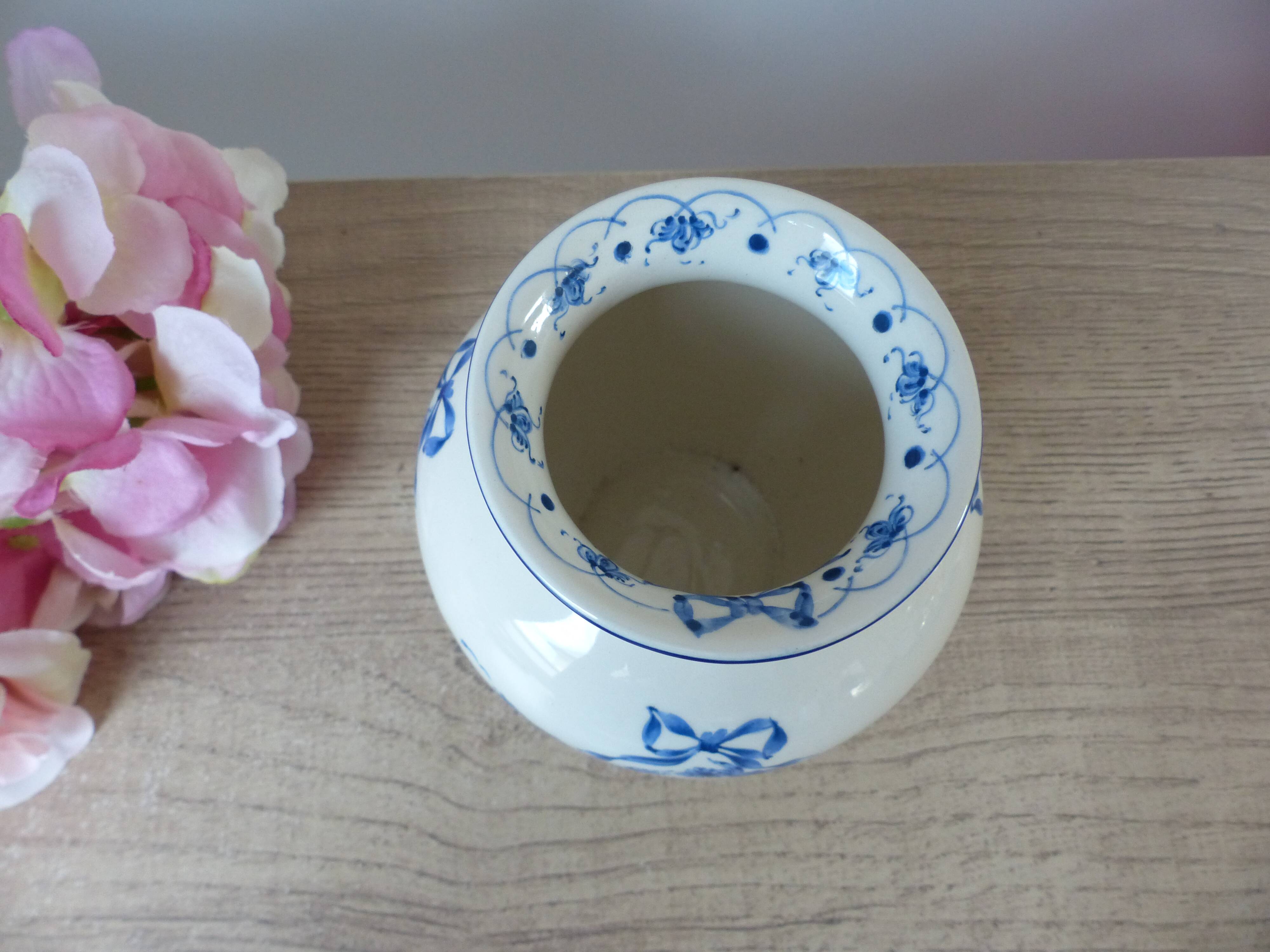 Vase boule signé Sia "Blue Garland"