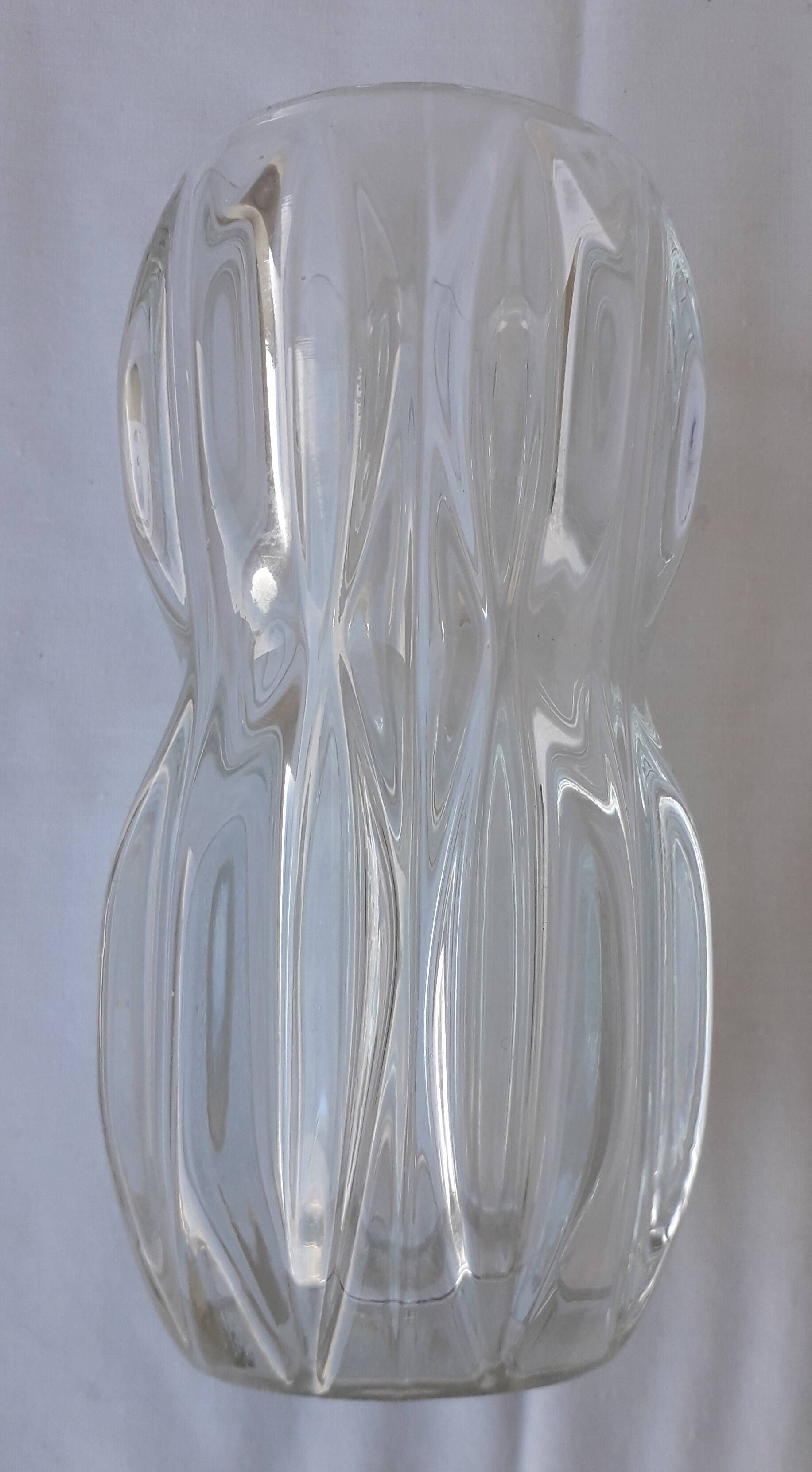 Vase en verre pressé