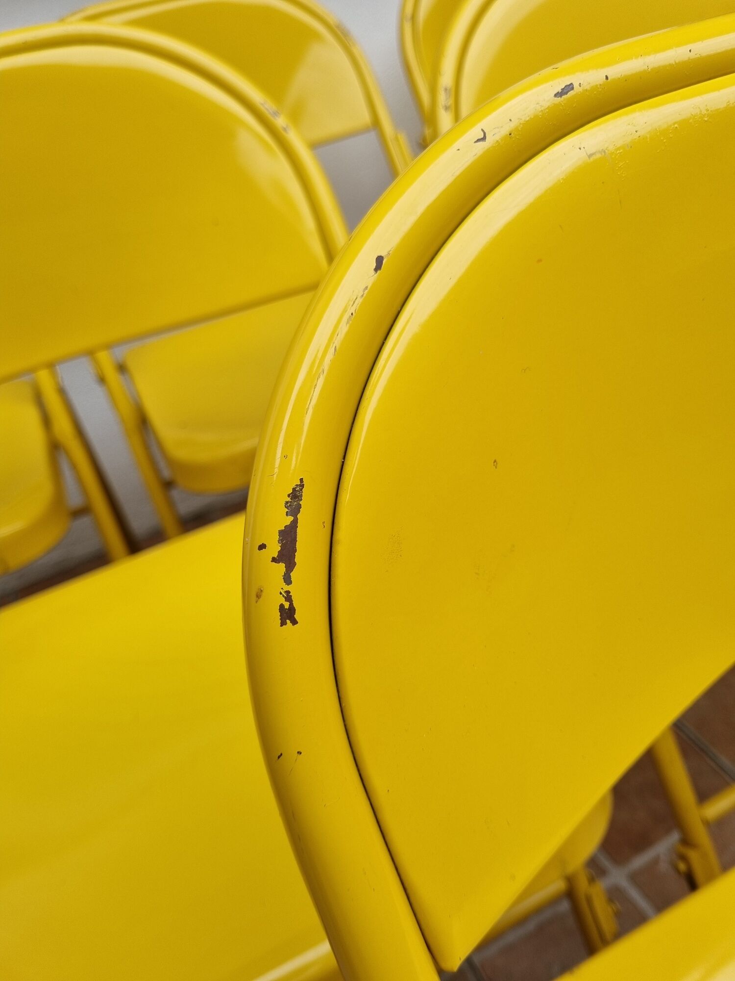 Ensemble de six chaises en métal pliantes jaunes Eurosit