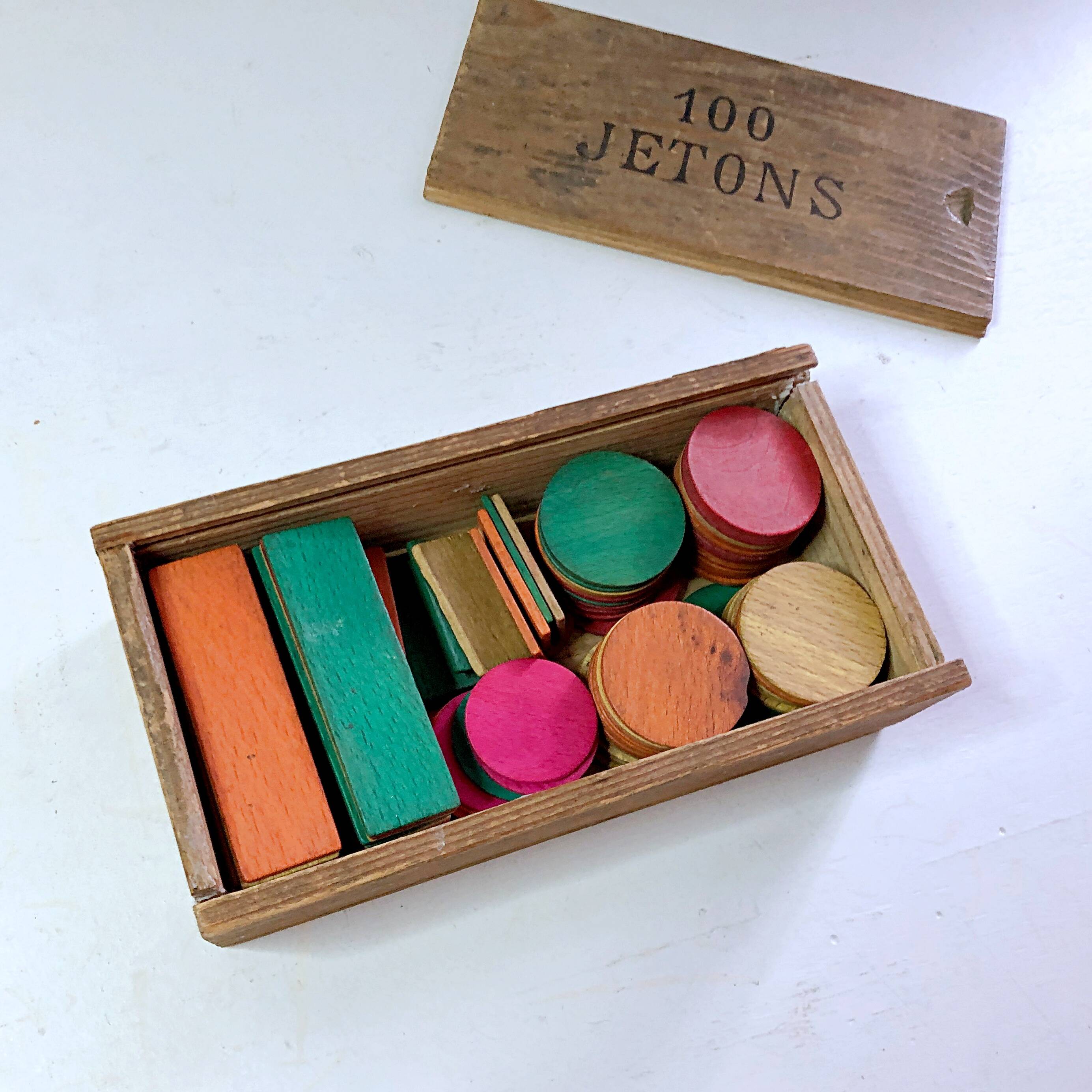 Boîte de 100 jetons en bois complète vintage France