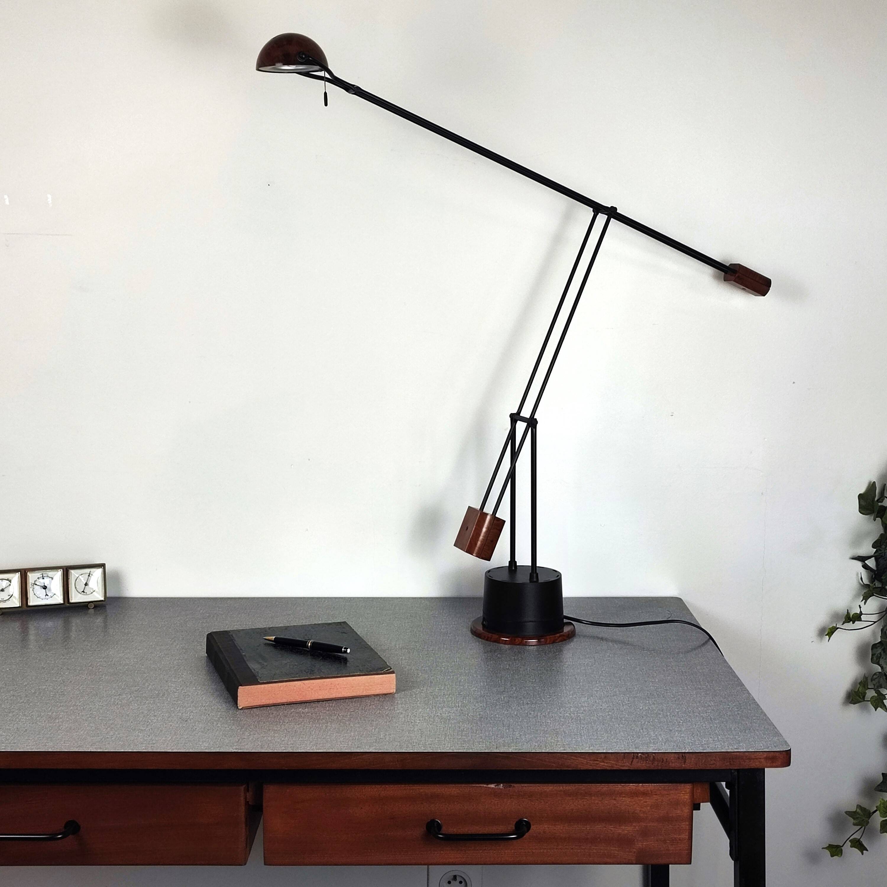 Swing desk lamp