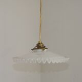 Suspension Vintage Art Déco Français en verre opalin blanc bordé de franges 5408