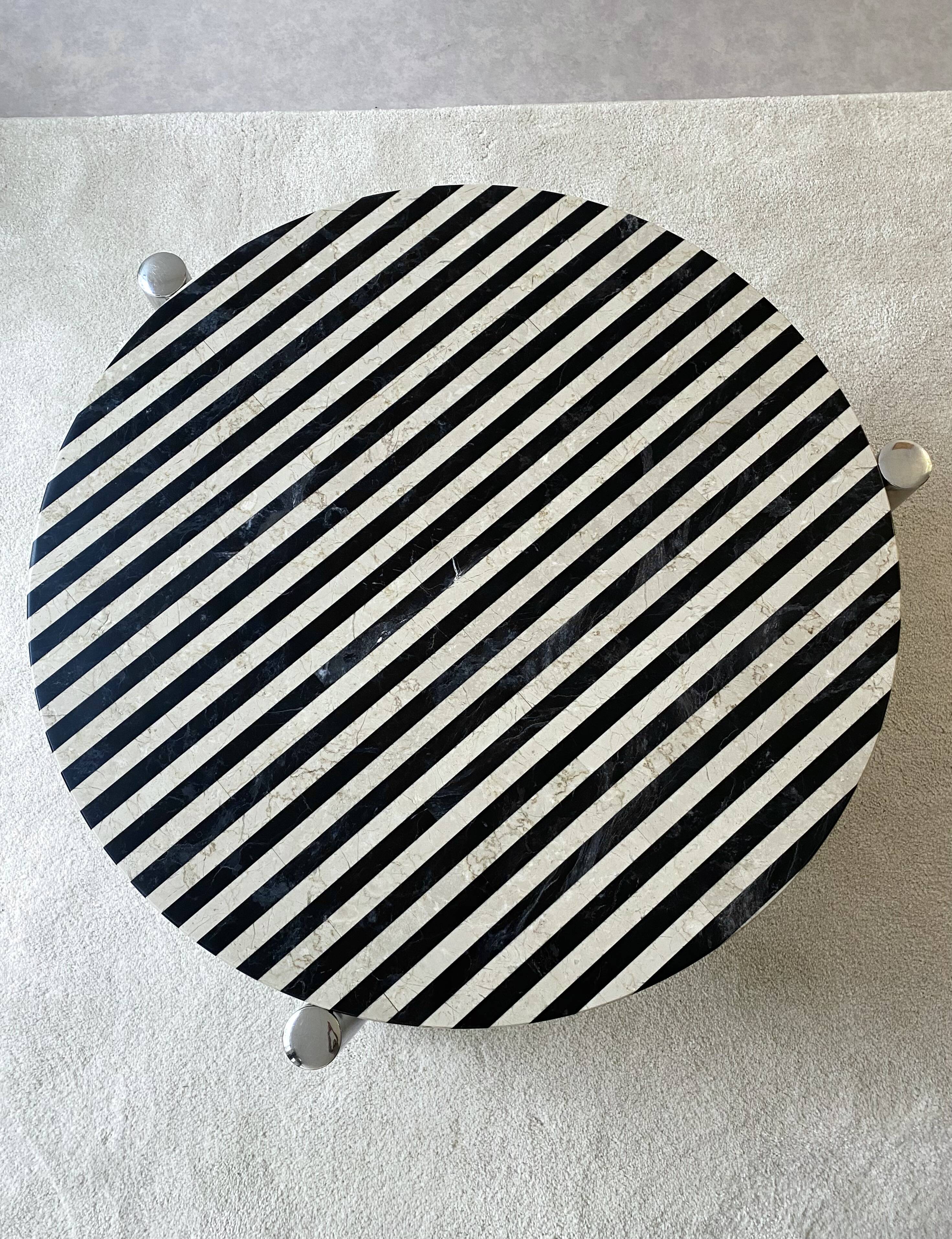Table basse tripode, plateau en marbre crème et noir, vintage 1970