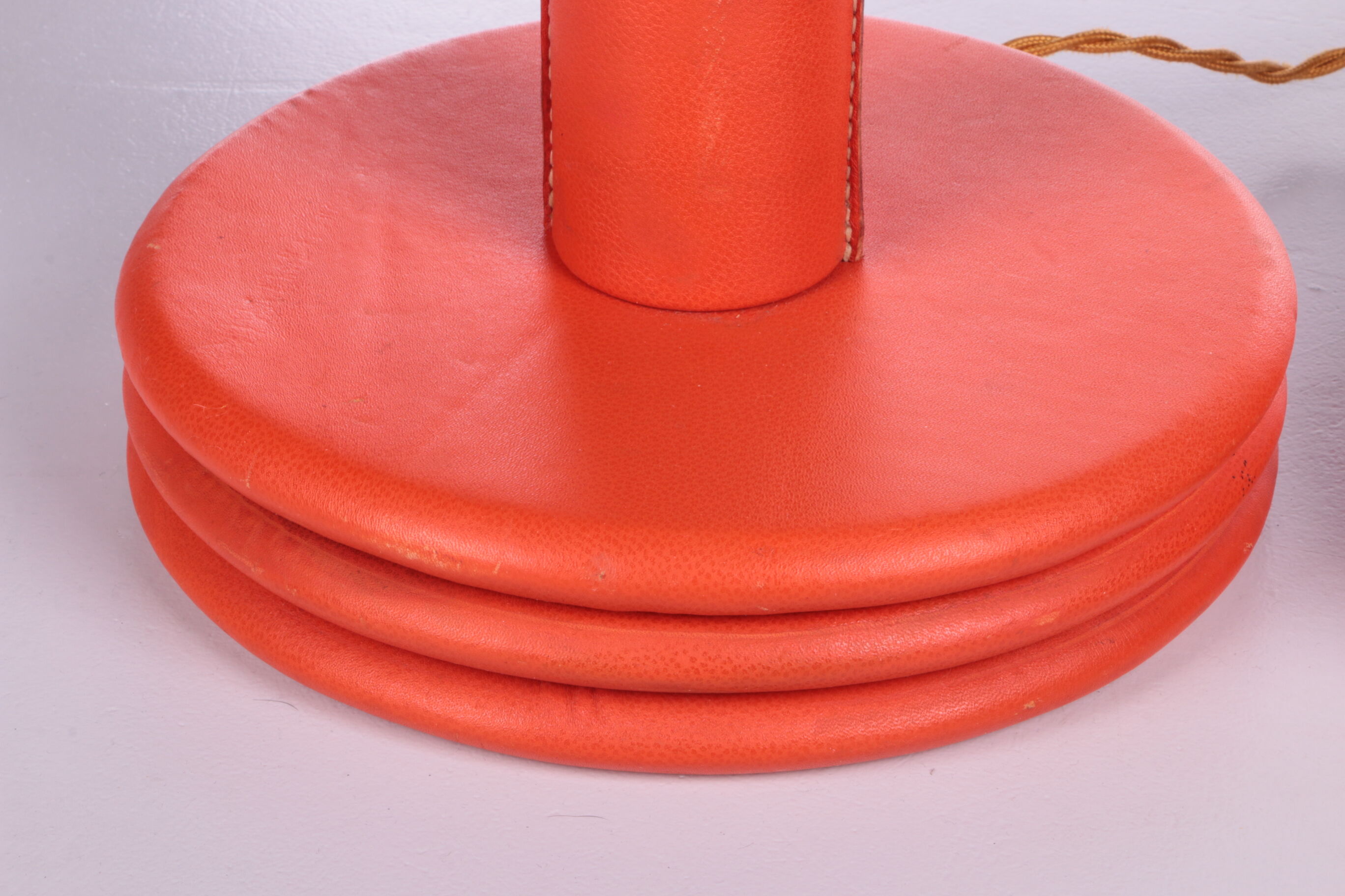 Ensemble de lampes de table rembourrées en cuir orange français années 1960