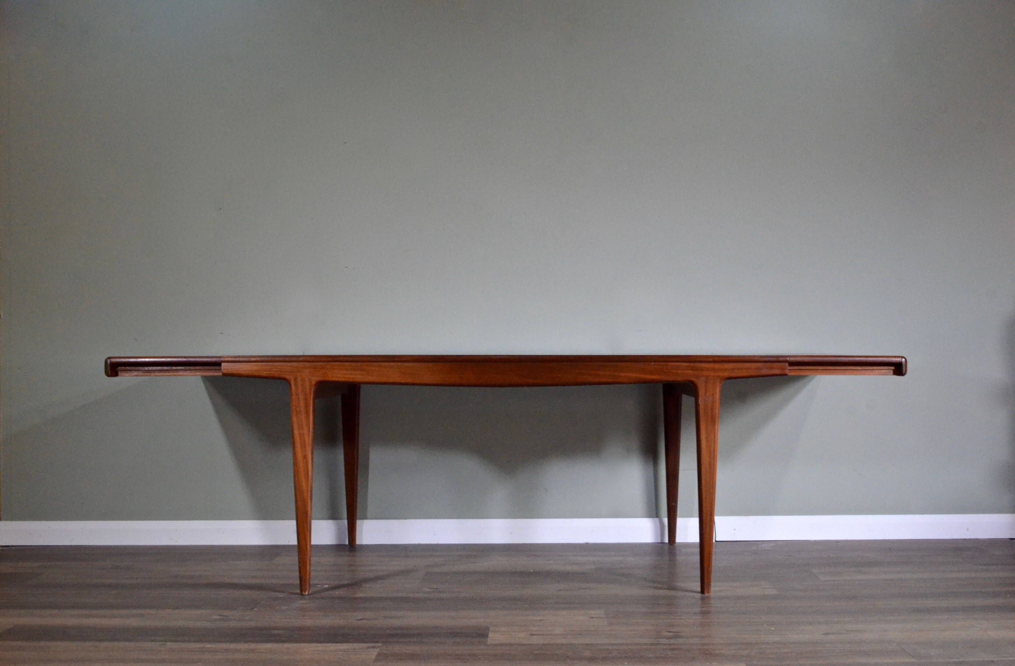 Danish Midcentury Extending Teak Table. Vintage / Modern / Retro / Scandinavian.