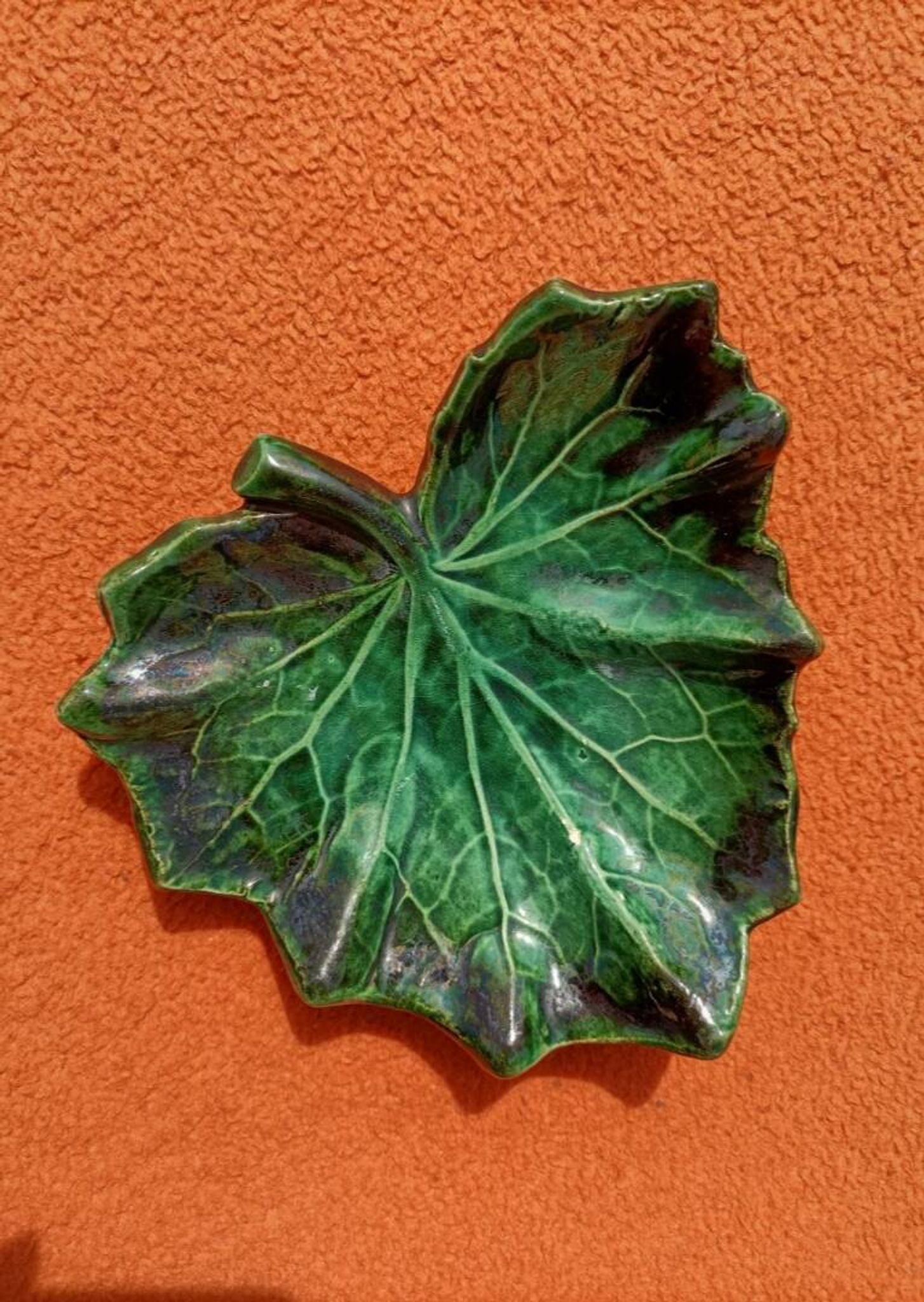 Retro leaf pocket emptier