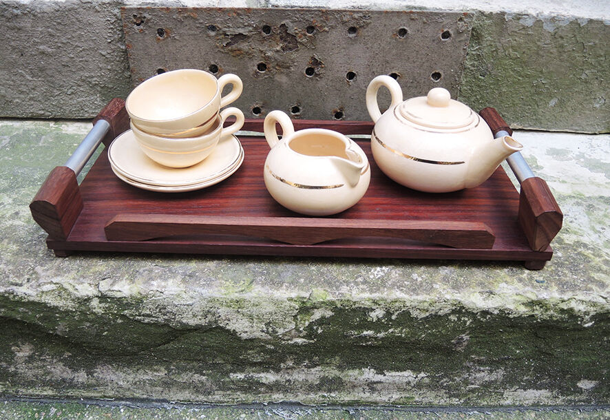 Former breakfast service at the earthenware bed with tray