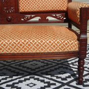 Ancienne banquette en bois et velours orange