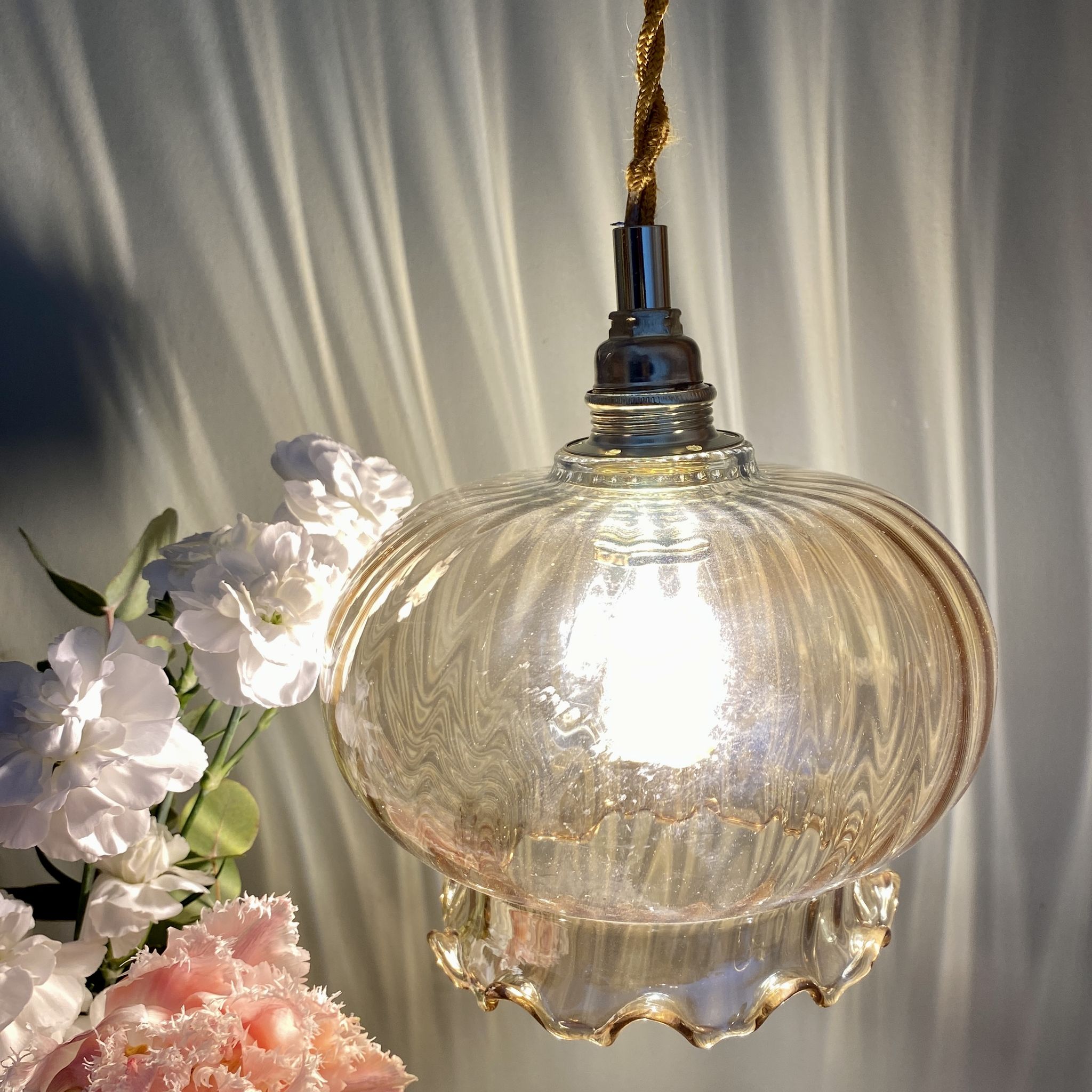 Suspension globe vintage en verre ambré