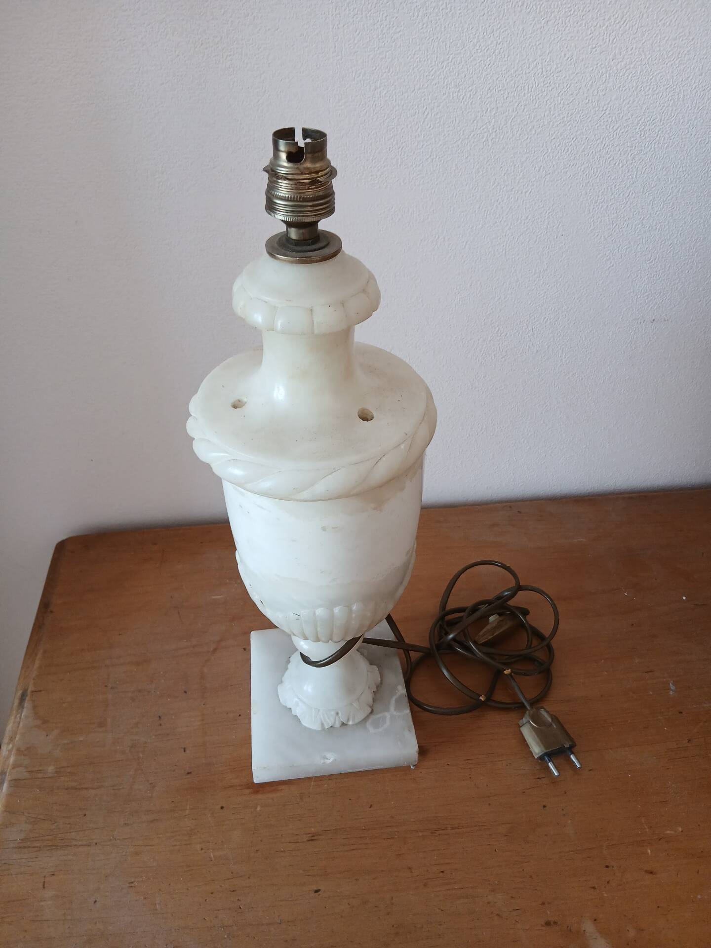 Alabaster lamp base
