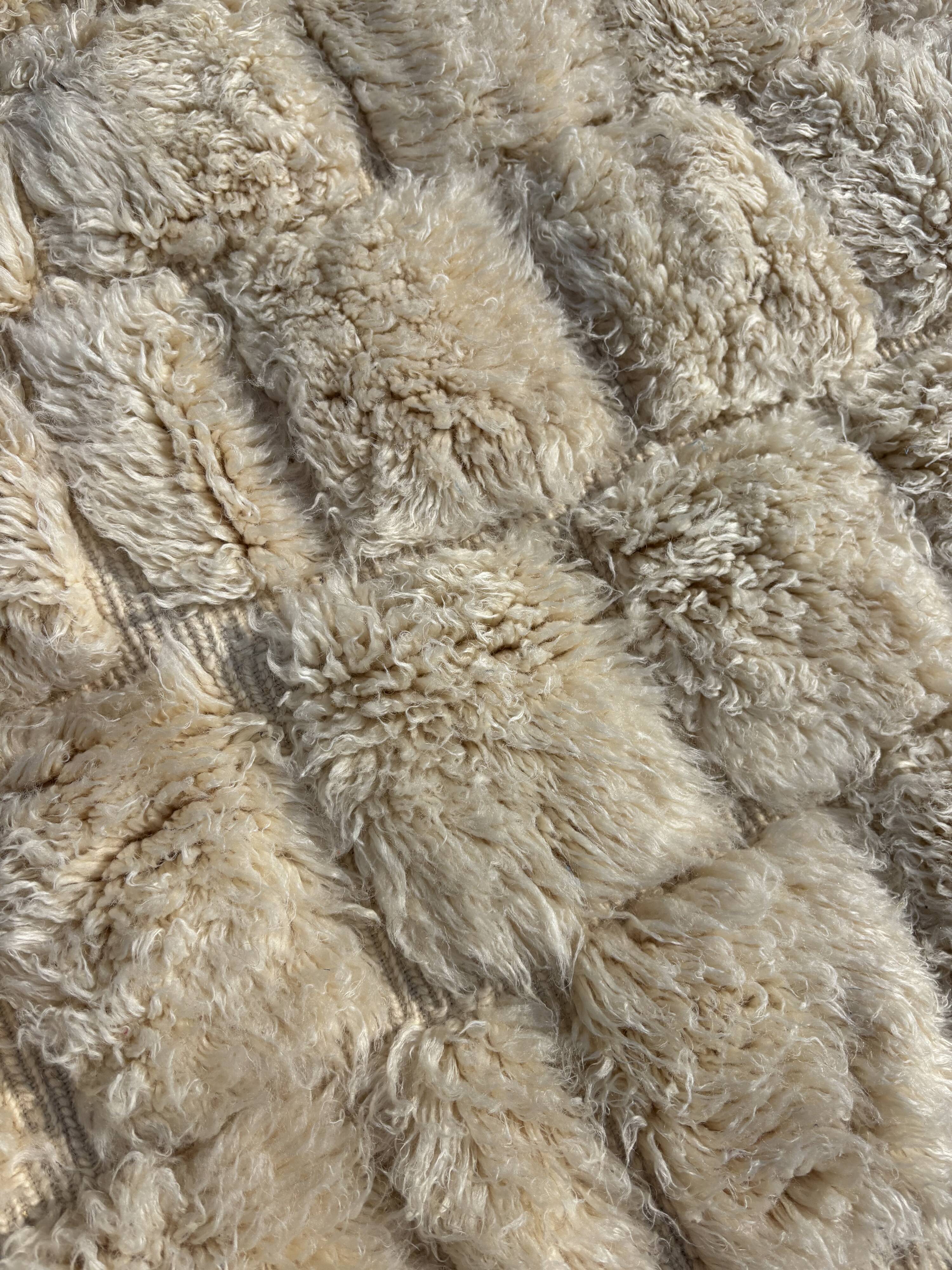Berber Beni ouarain M'rirt rug in white natural wool
