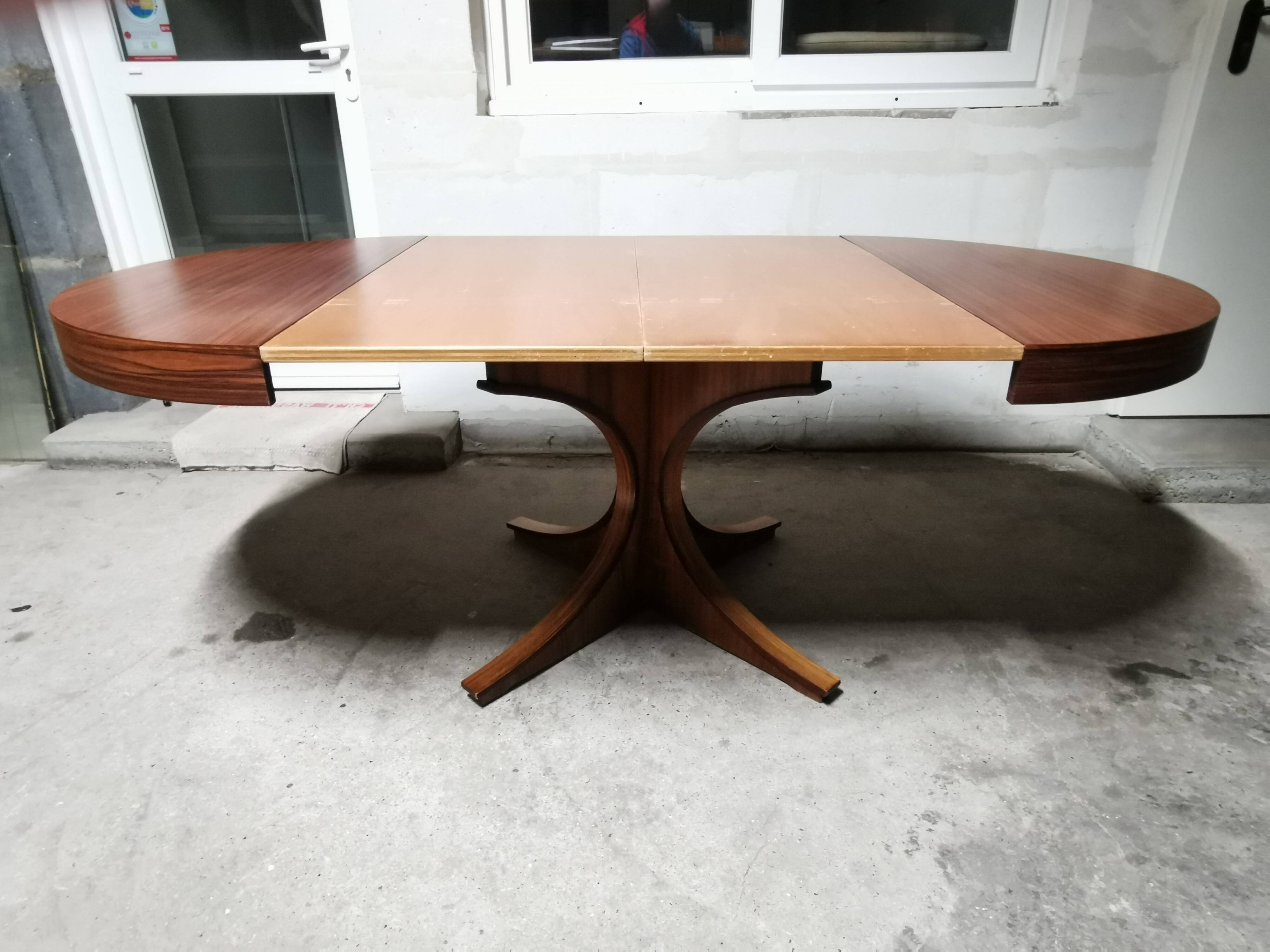 Rosewood extendable round table by Luigi Bartolini. vintage dining room 1960/70