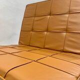 Paire de chauffeuses en cuir camel par Florence Knoll
