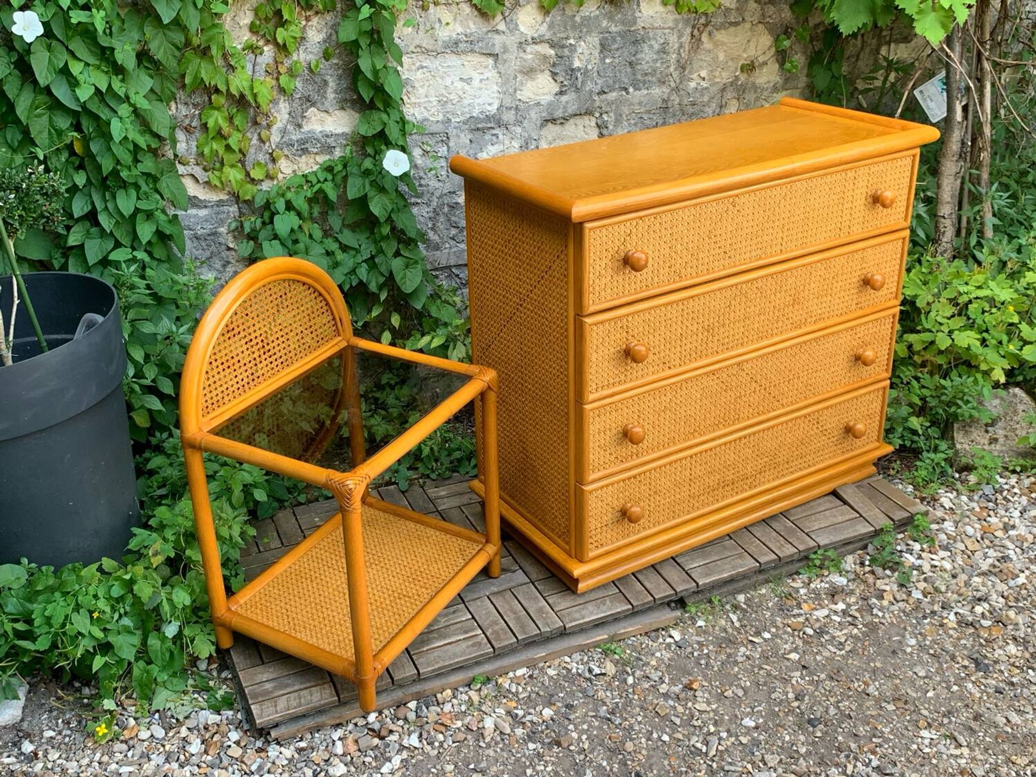 Dresser and its bedside table in rattan caning and vintage oak from the 1970s.