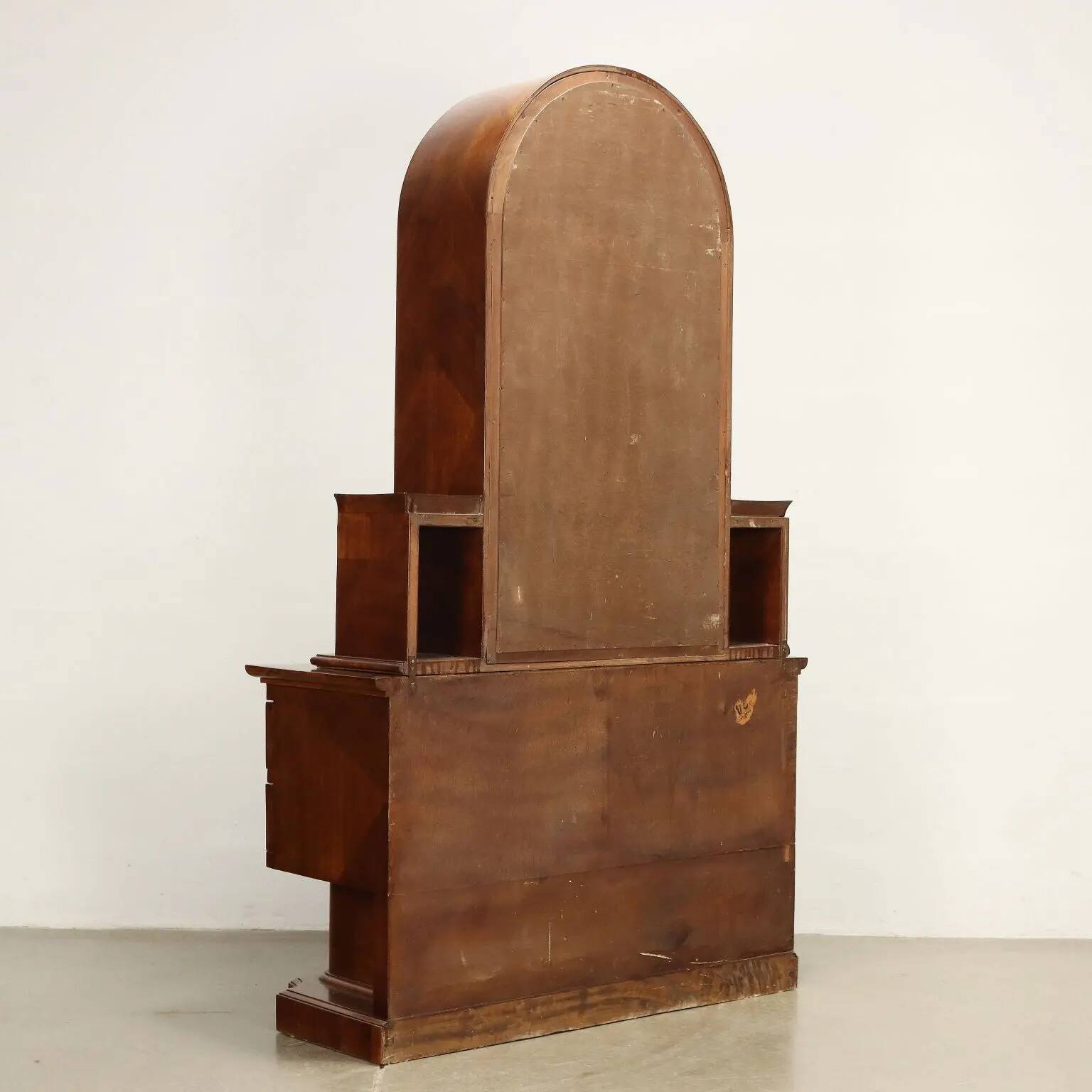 Antique Art Deco display cabinet in walnut with drawers, Italy, 19th century.
