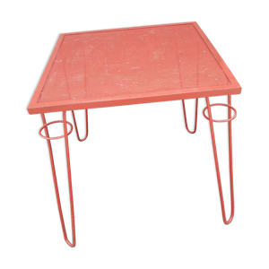 Table en métal perforé