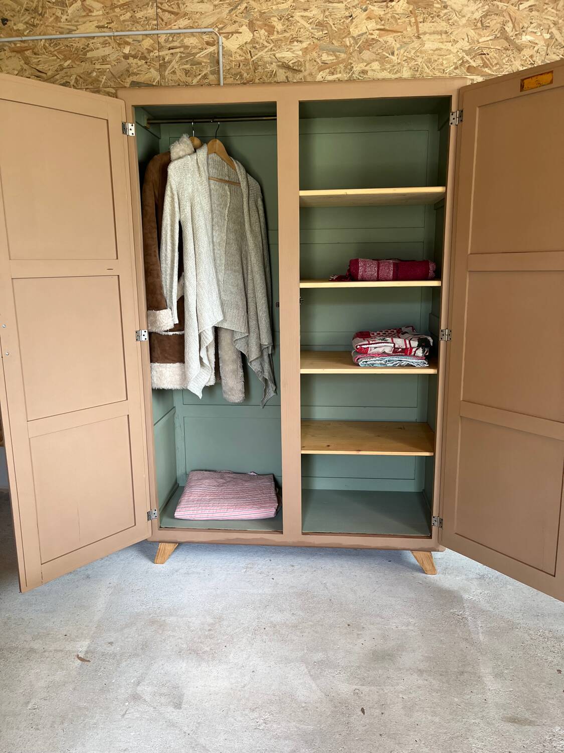 Parisian wardrobe with compass feet