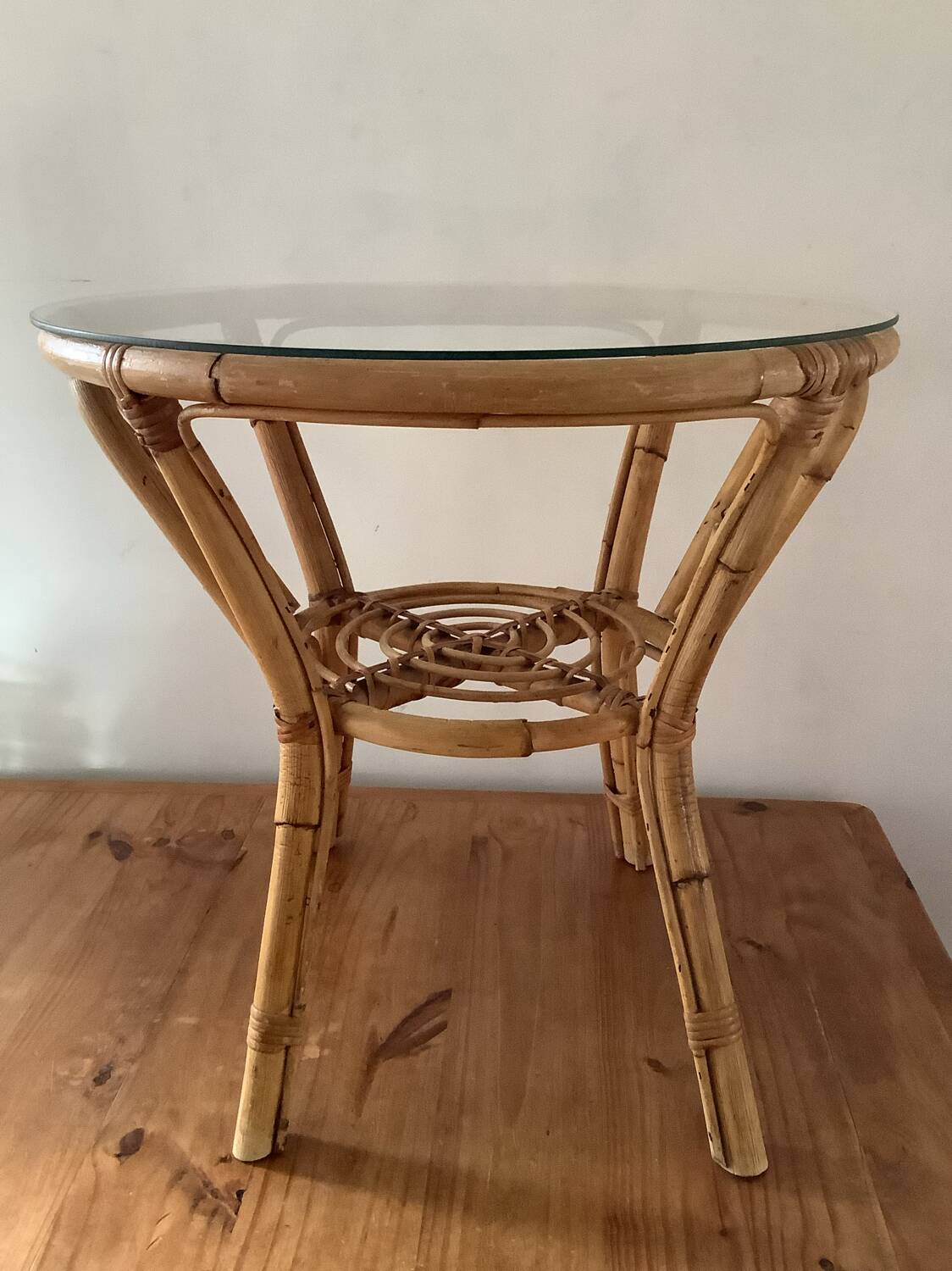 Table basse vintage en rotin et verre