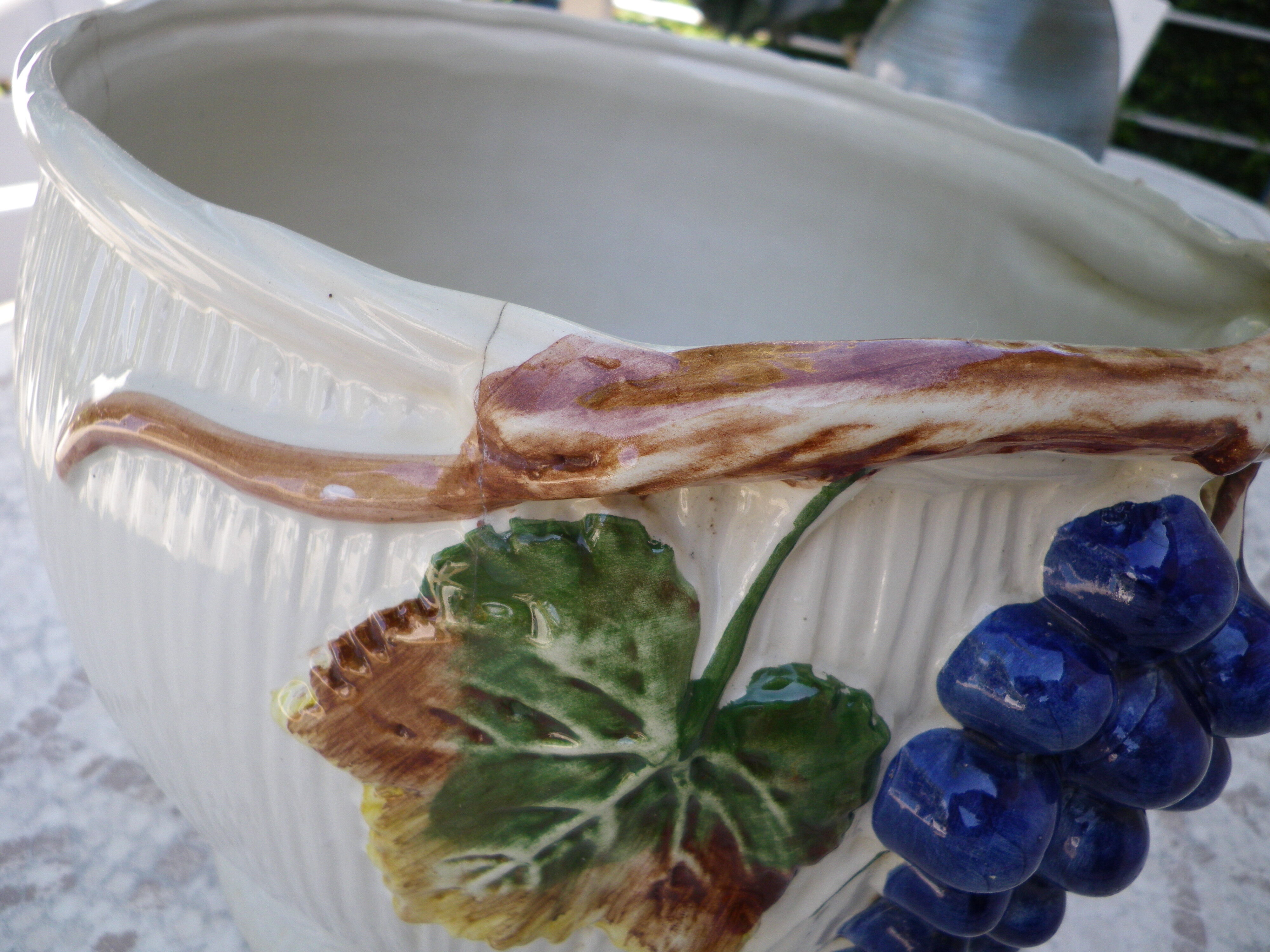 Ceramic flower pot with dabbling decorations