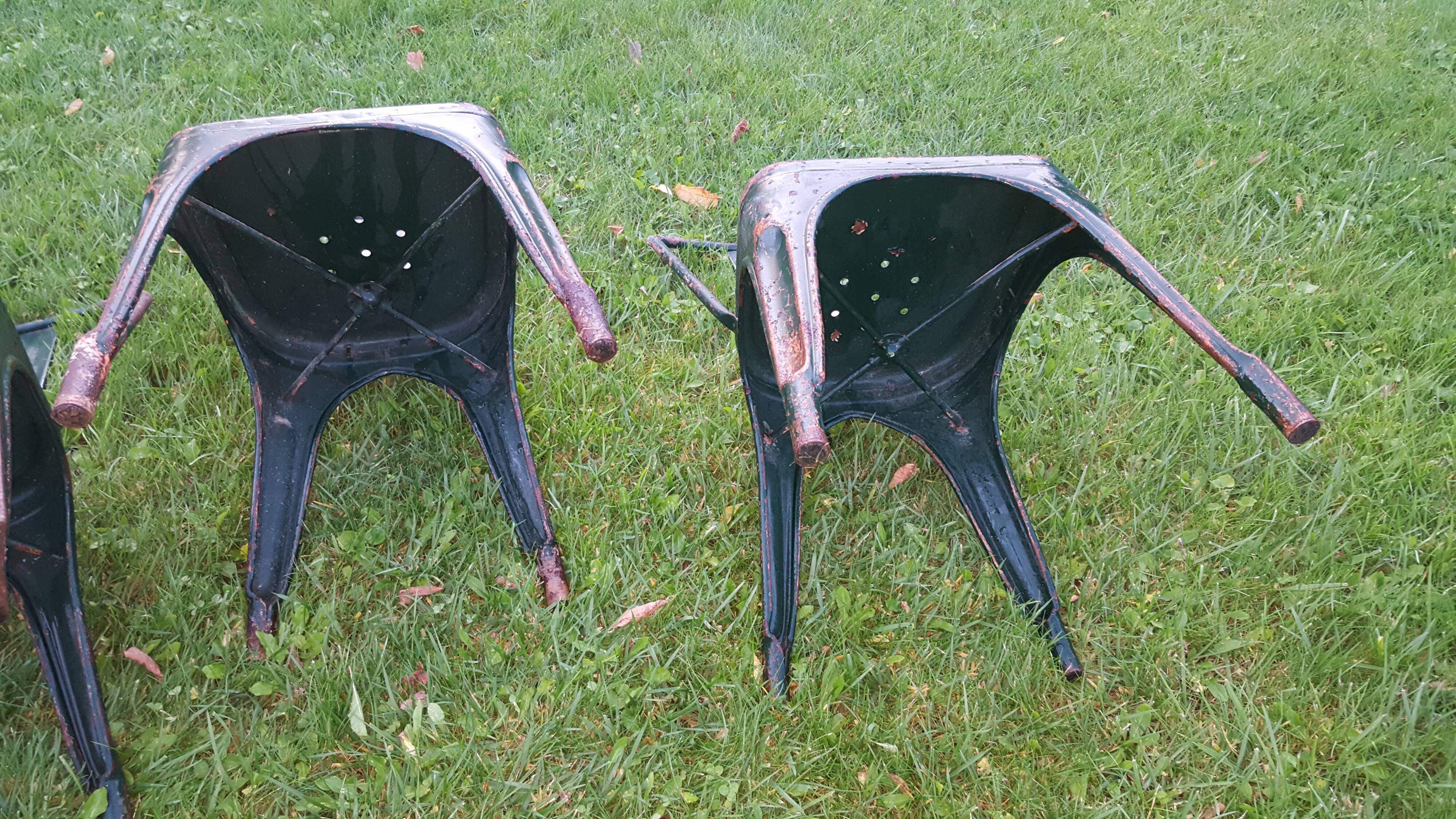 4 Green chaises Tolix industrial, first model (background)