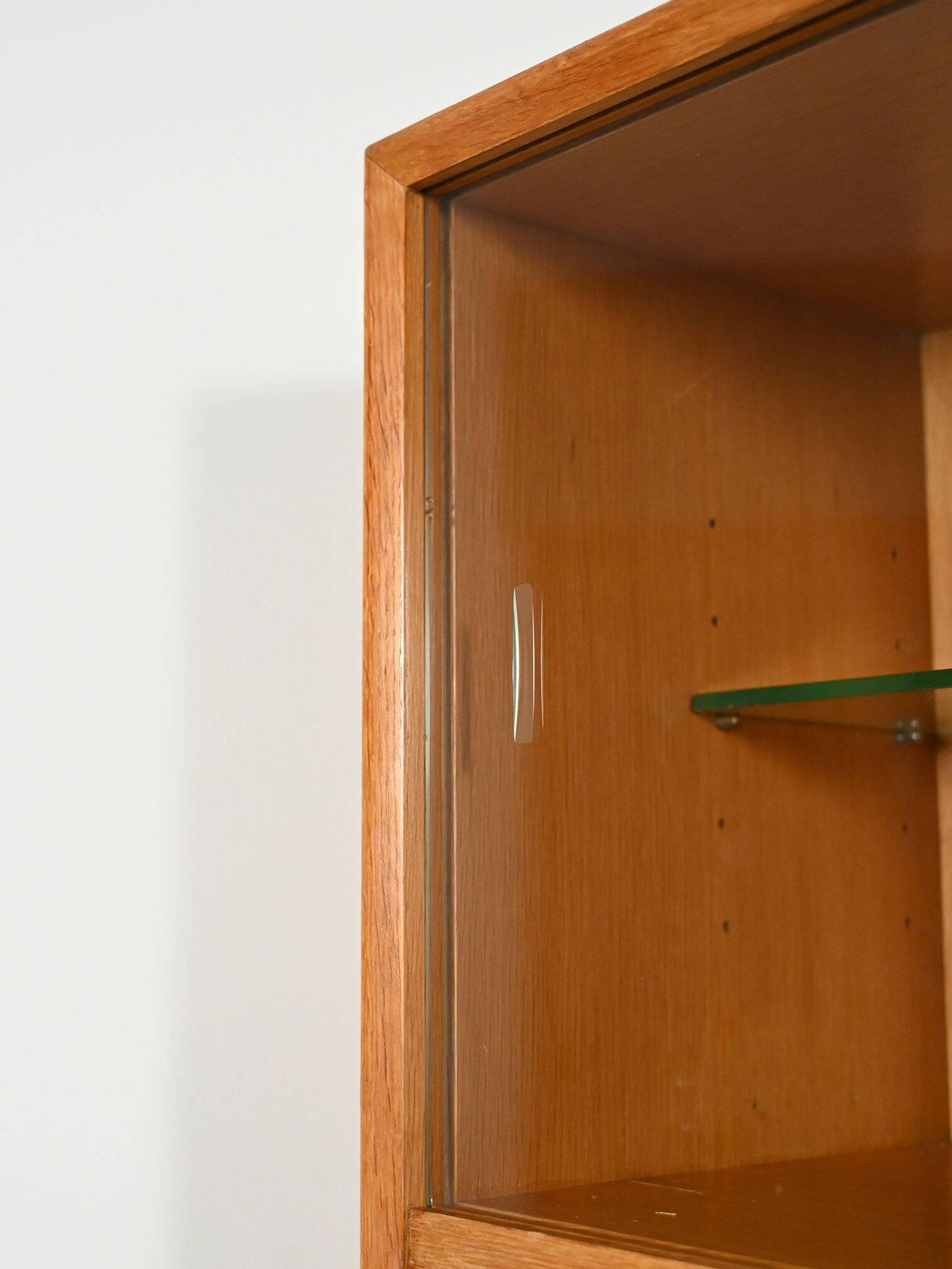 Bibliothèque avec vitrine conçue par Marian Grabinsky pour IKEA