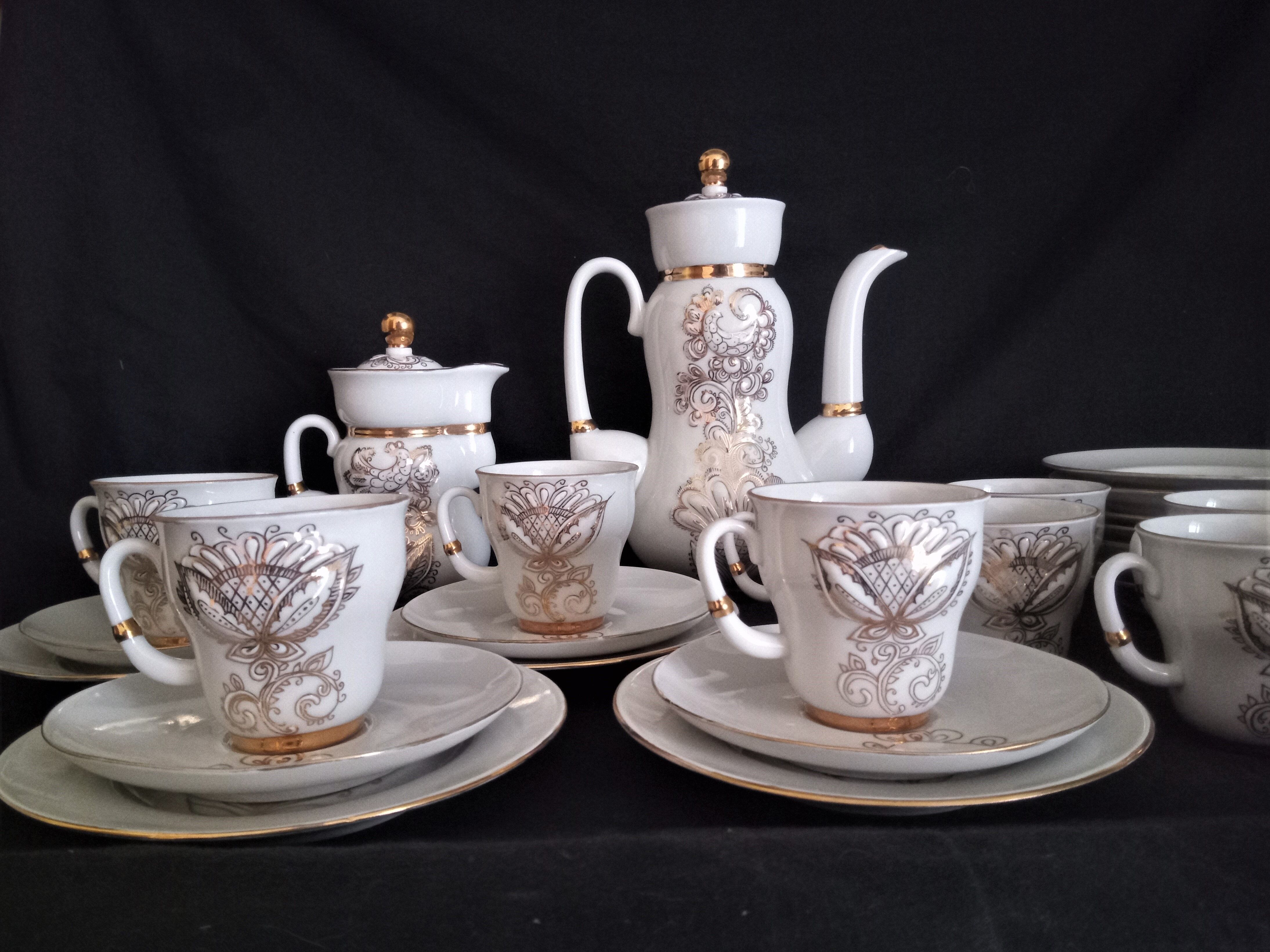 Lomonosov 29-piece porcelain coffee set, cast patterns enhanced with 24k gold