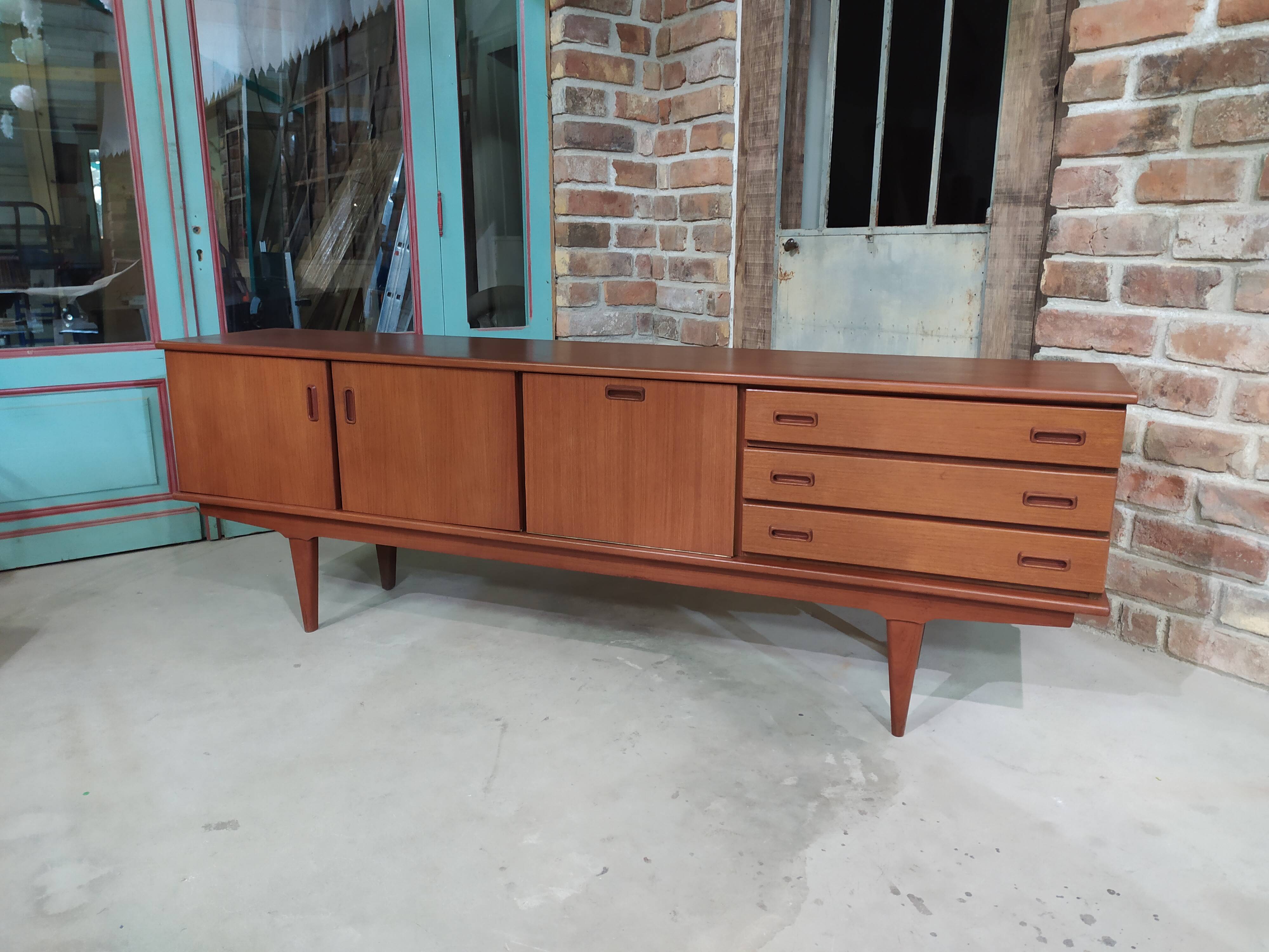 Teak enfilade