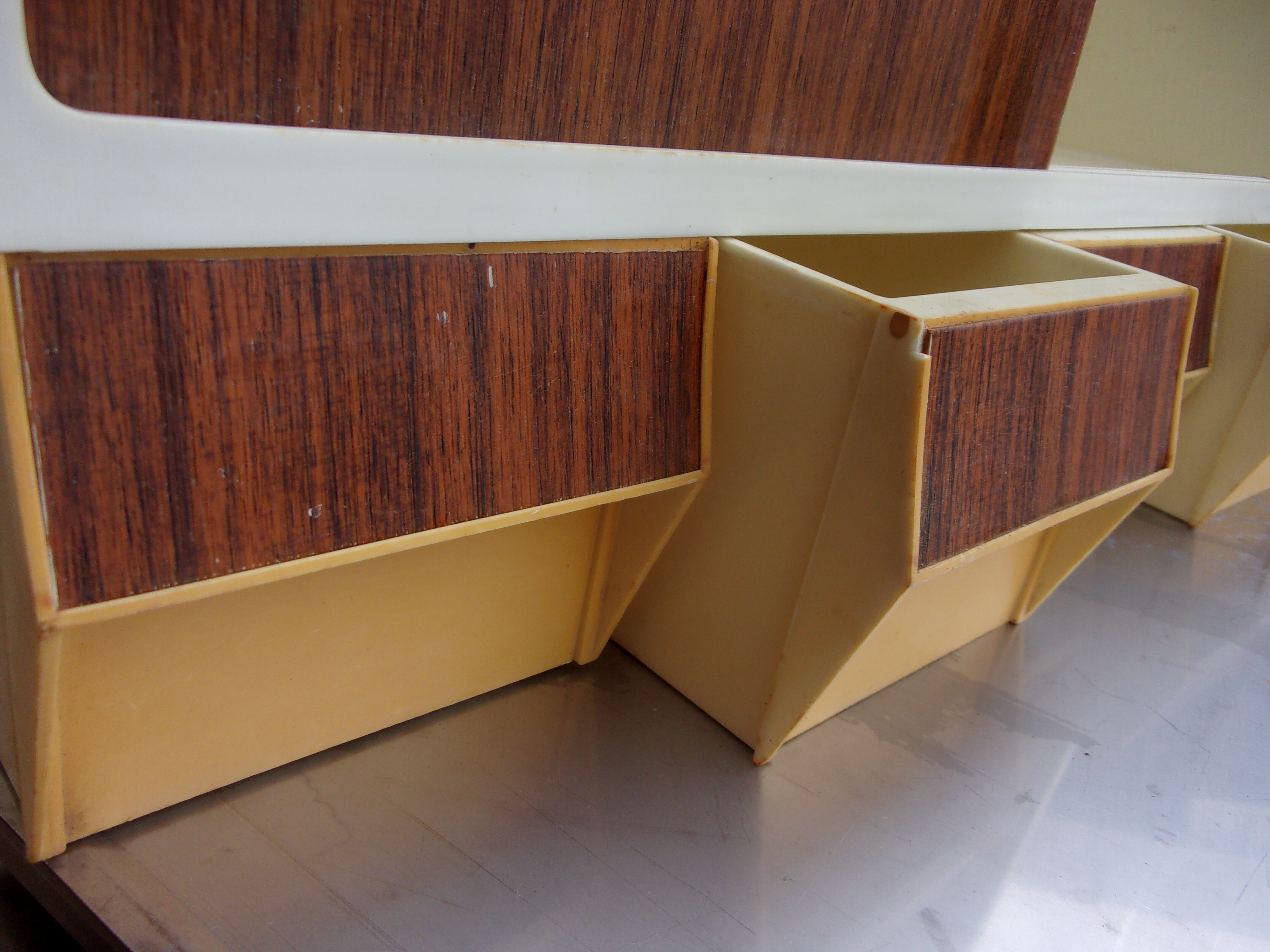 1970 plastic medicine cabinet 3 tones flair style