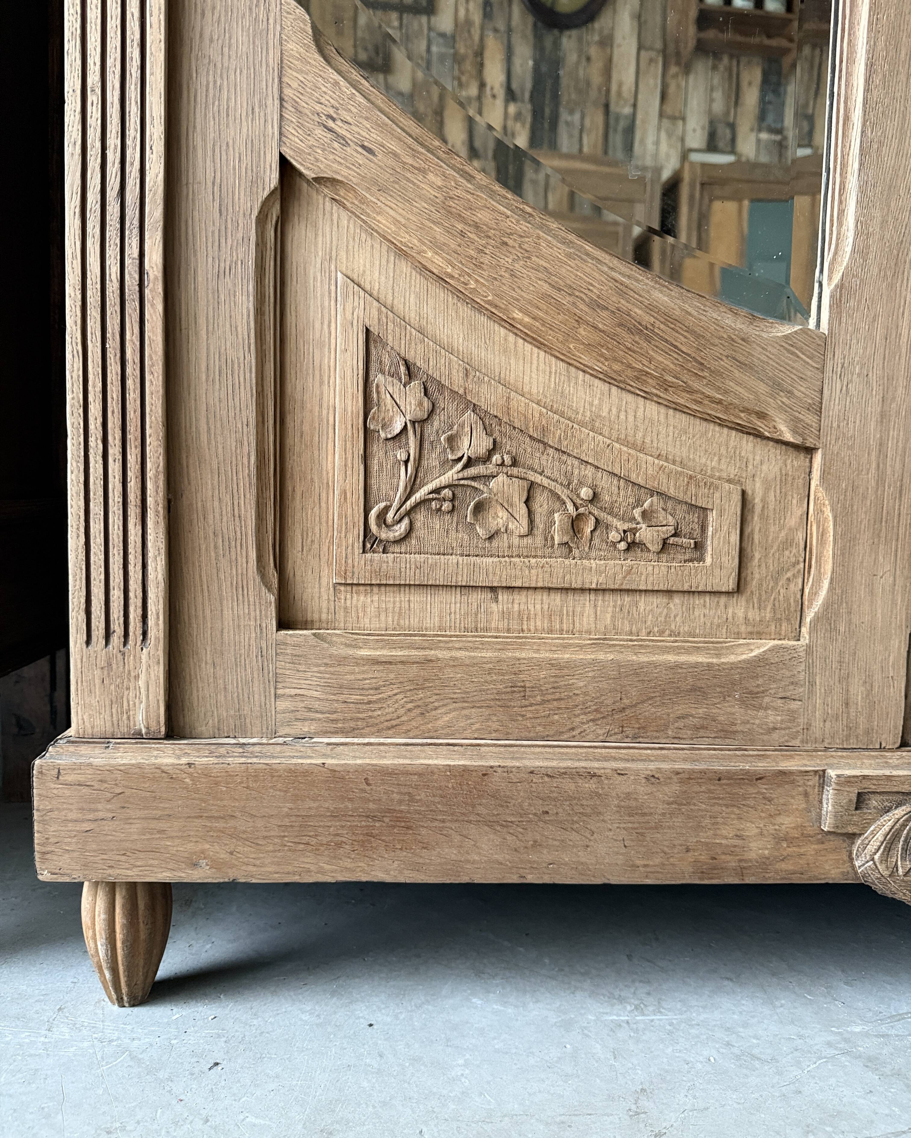 Large Art Nouveau wardrobe in solid oak (renovated)