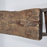 Tabouret brutaliste ancien en bois