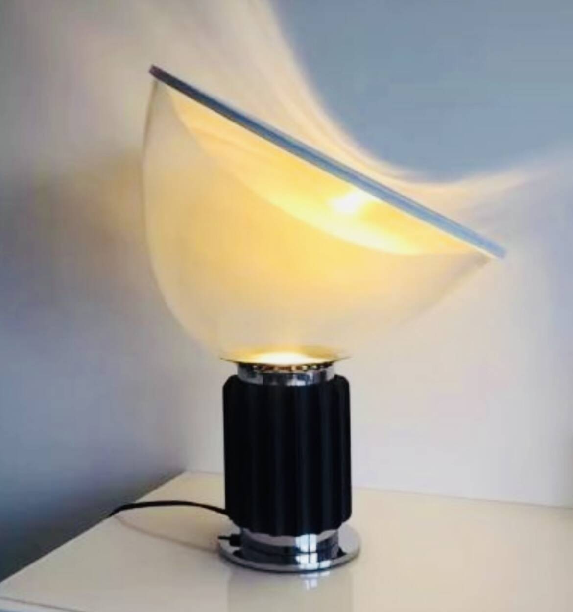 Superb lamp inspired by the iconic Taccia model by Flos.