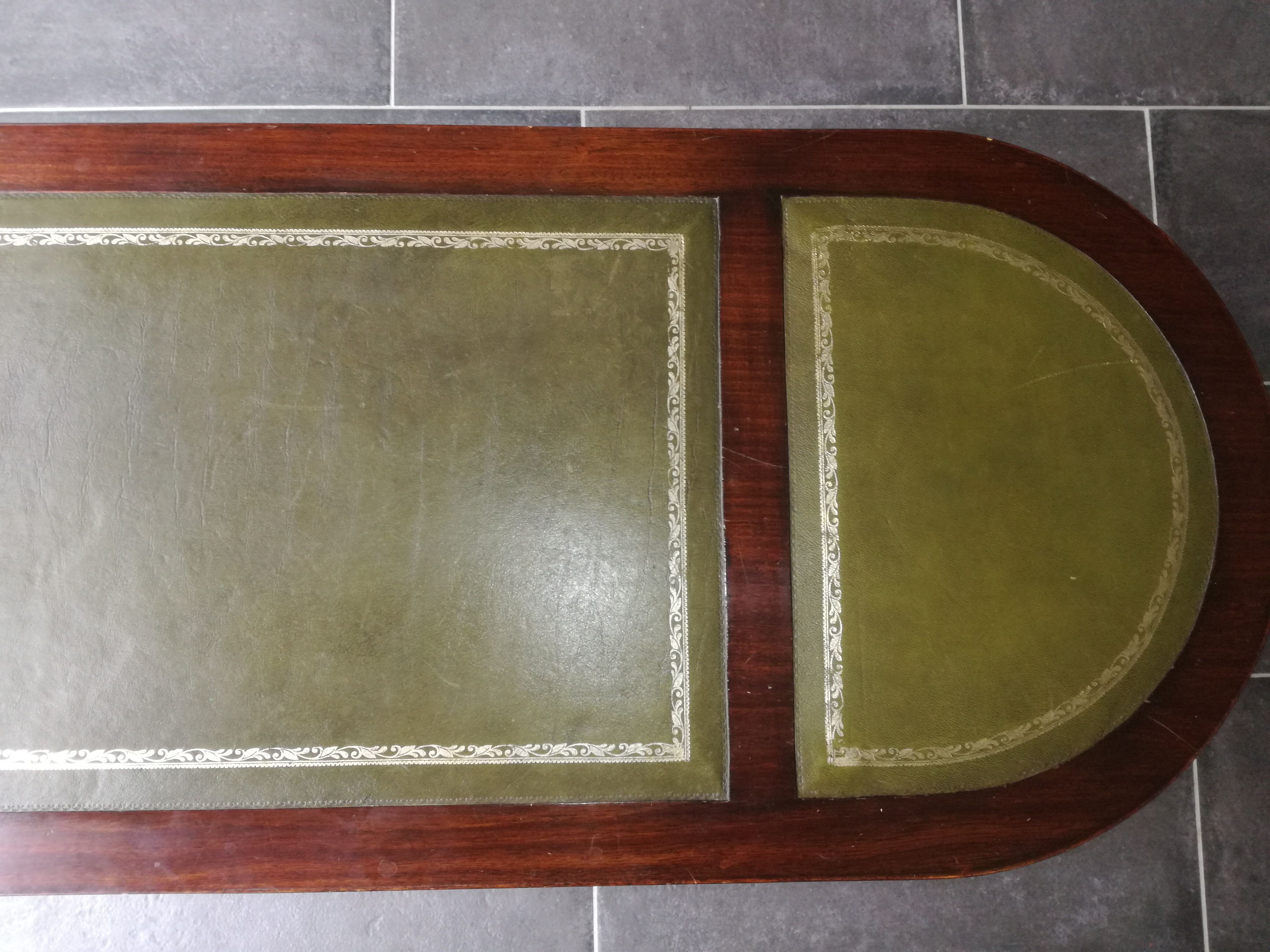 Table basse style anglais dessus en cuir vert