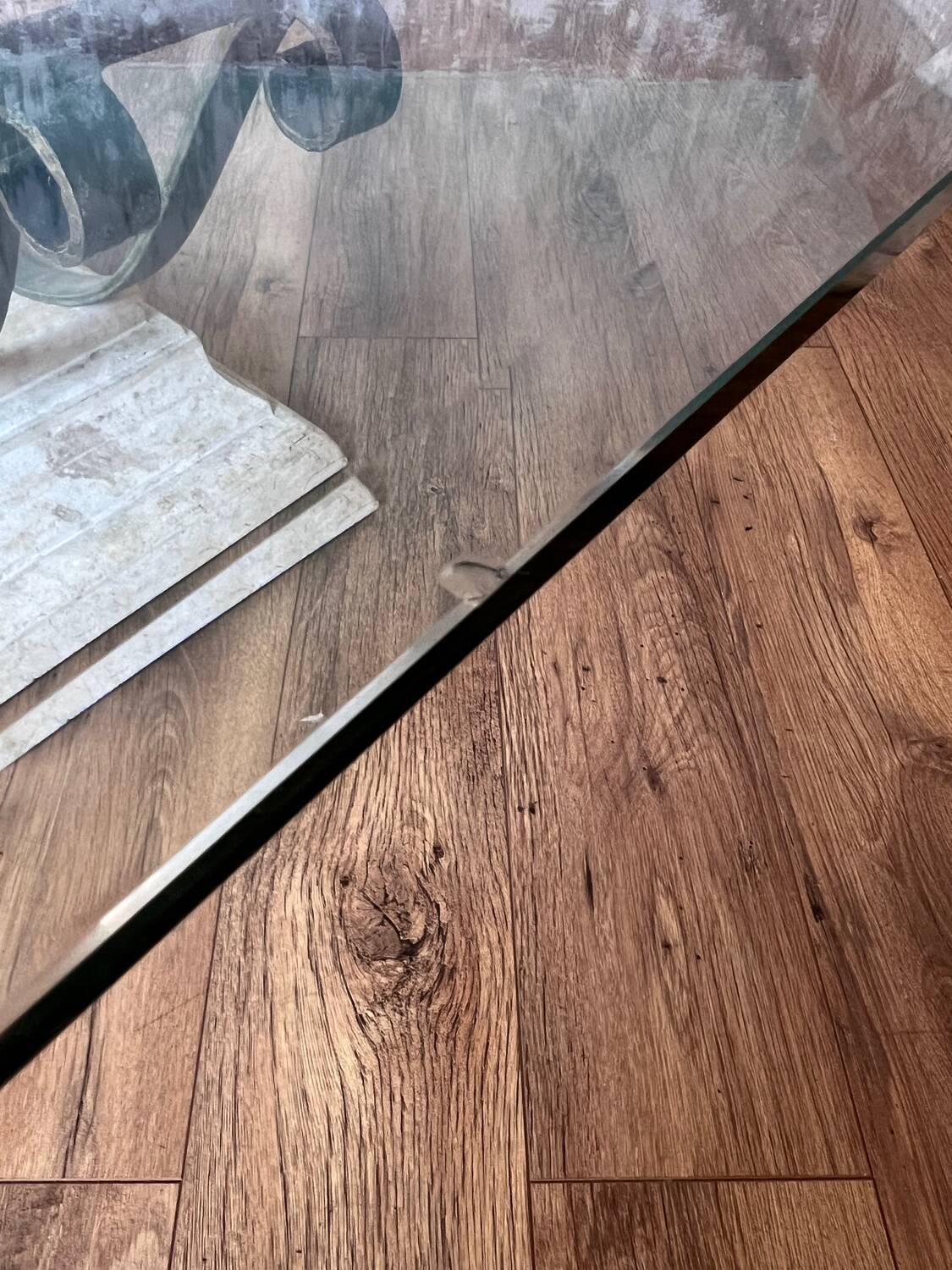 Table basse en verre et métal patine antique