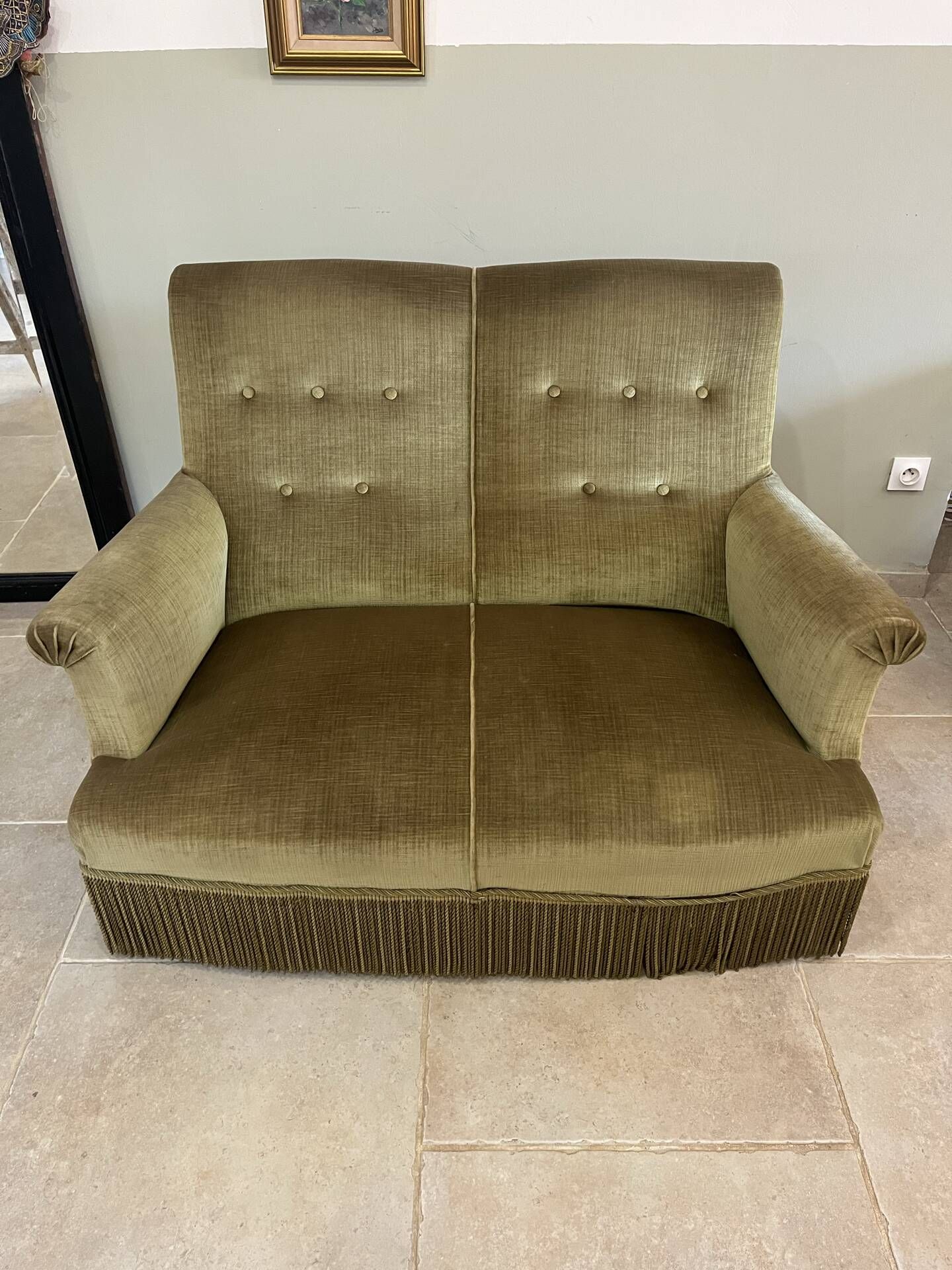 canapé crapaud double vintage en tissu vert olive et passementerie 