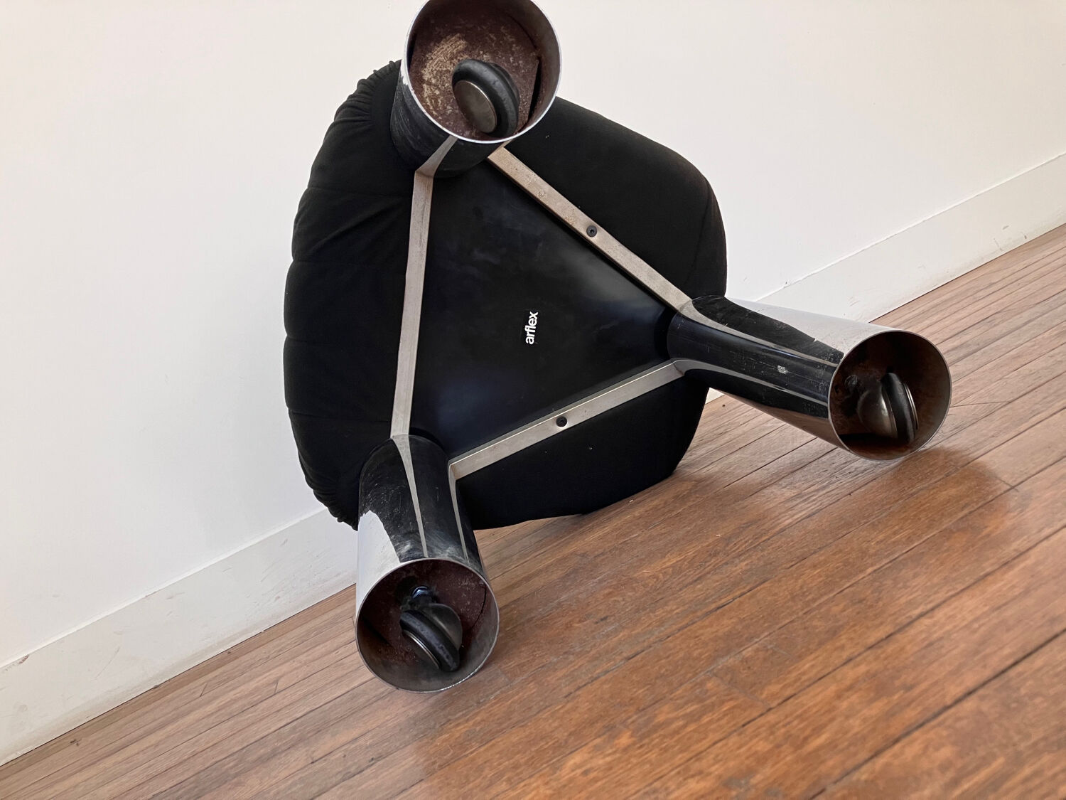 Arflex tripod chair, by Cini Boeri, Botolo model