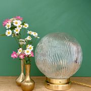 Lampe à poser globe vintage en verre strié