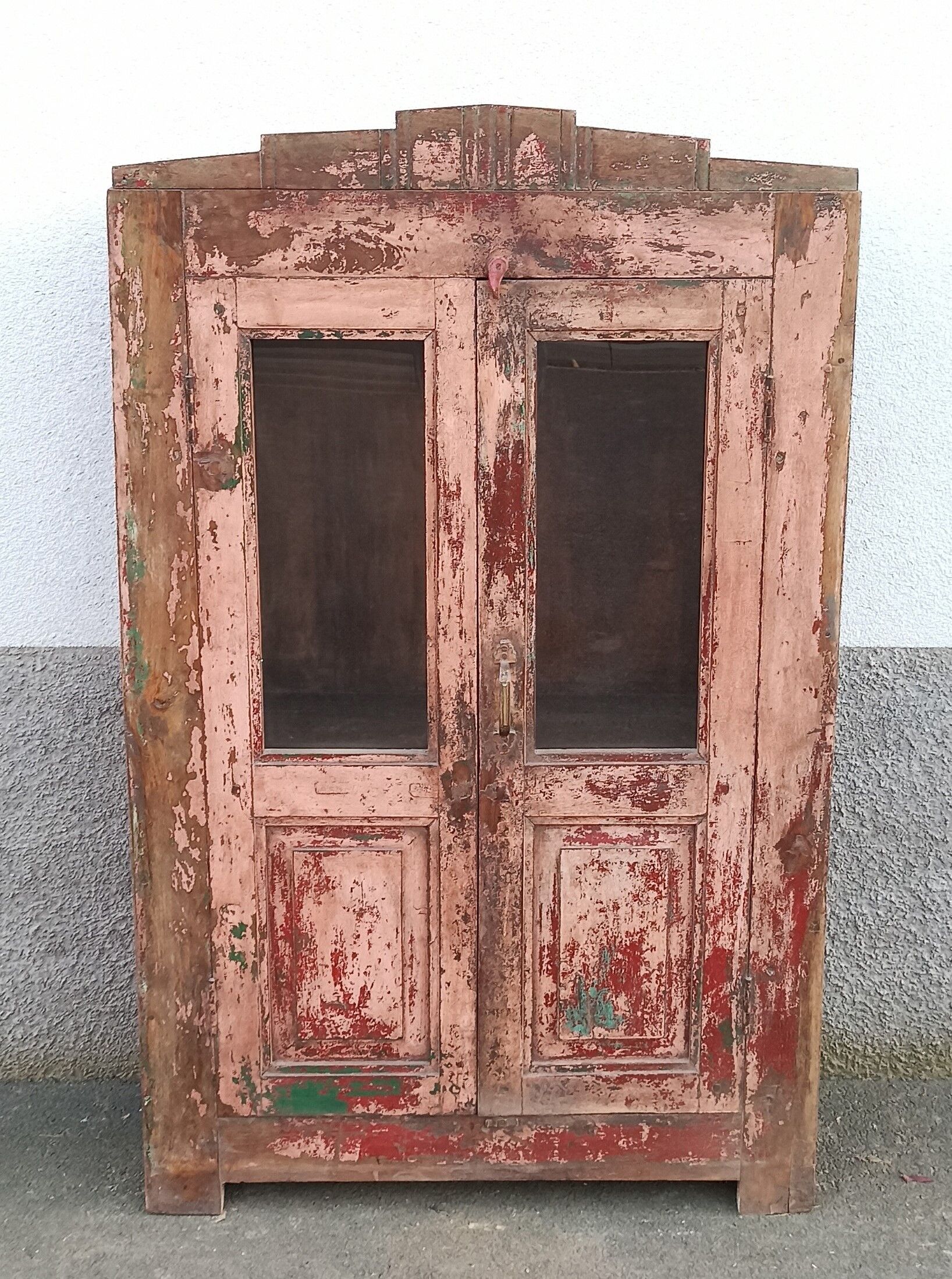 Armoire en bois rose avec portes vitrées
