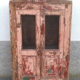 Armoire en bois rose avec portes vitrées